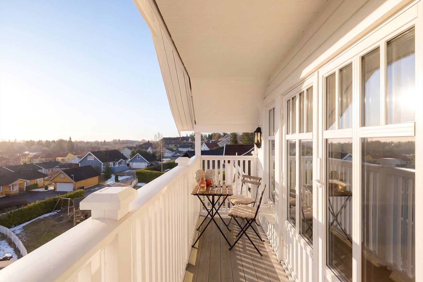 I tillegg finner man en loftsstue som fungerer som et ekstra oppholdsrom eller et hyggelig samlingspunkt for barn og ungdom, med utgang til en hyggelig balkong på ca. 4m² . Galleribilde