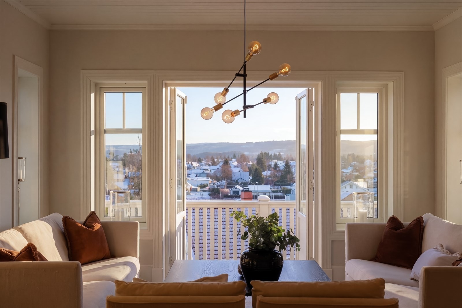 Fra stuen er det utgang gjennom doble fløydører til en lun og hyggelig terrasse som innbyr til avslappende og sosiale stunder utendørs. Galleribilde