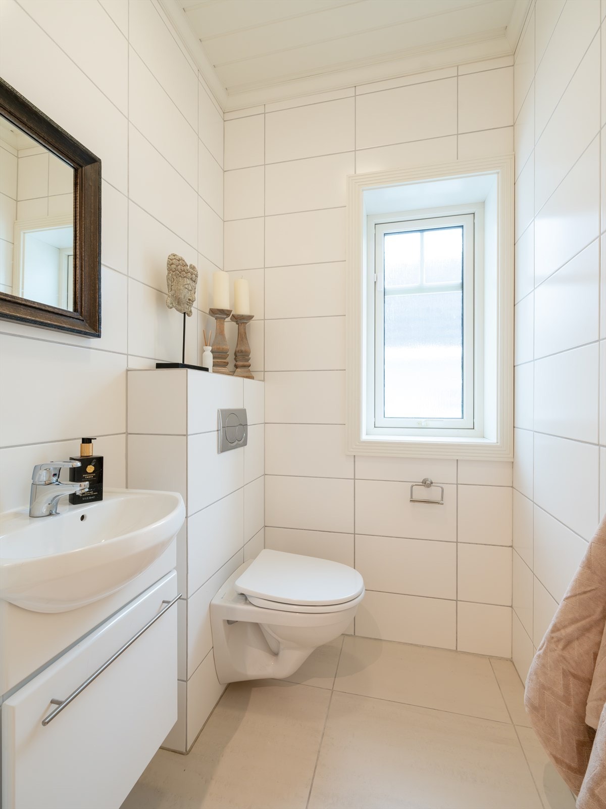 Praktisk toalett på hovedplan, lett tilgjengelig for både familie og gjester. Galleribilde
