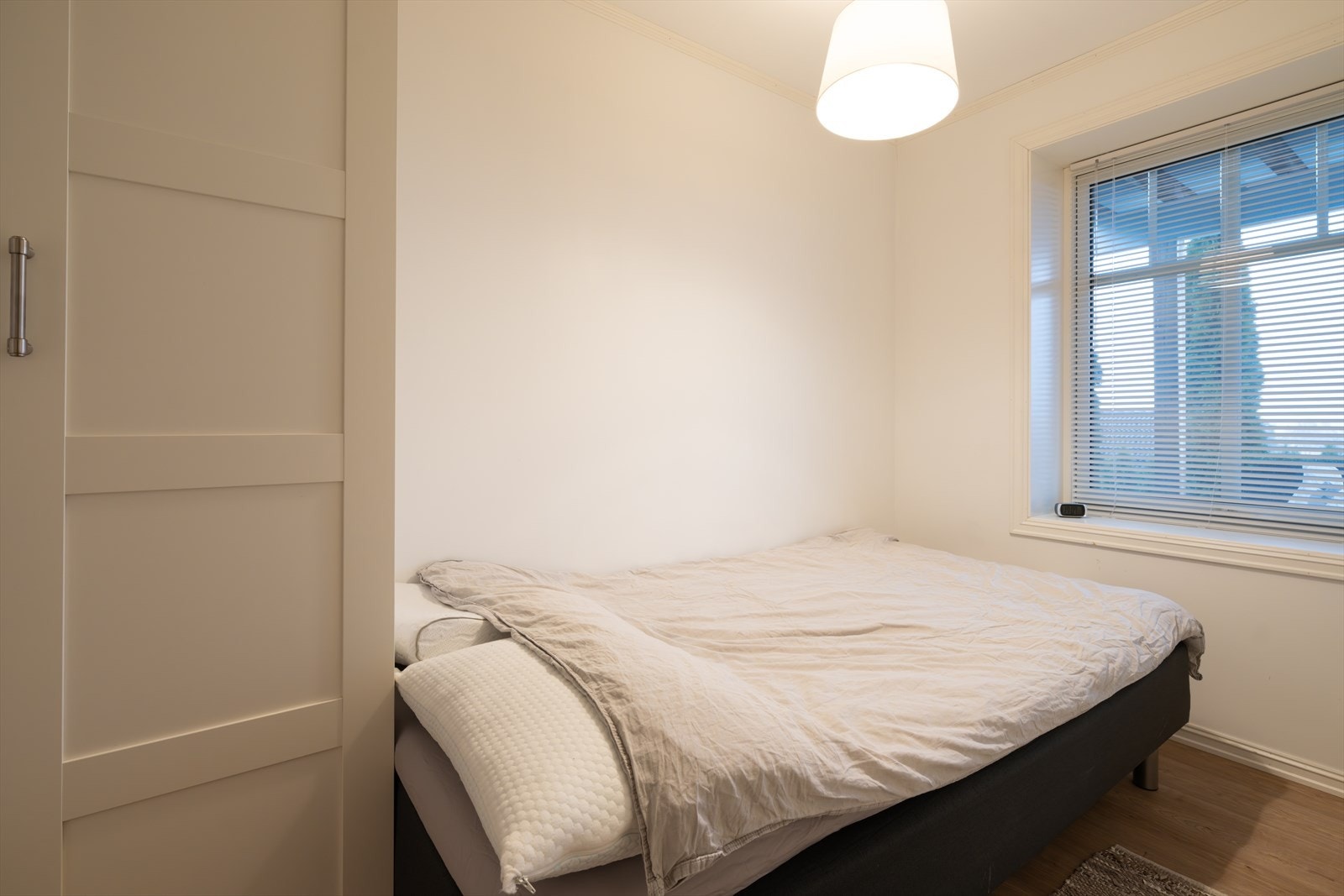 Innredet rom som i dag er innredet med seng og garderobeskap. Rommet er tegnet inn som TV-stue og er godkjent rom for varig opphold. Galleribilde