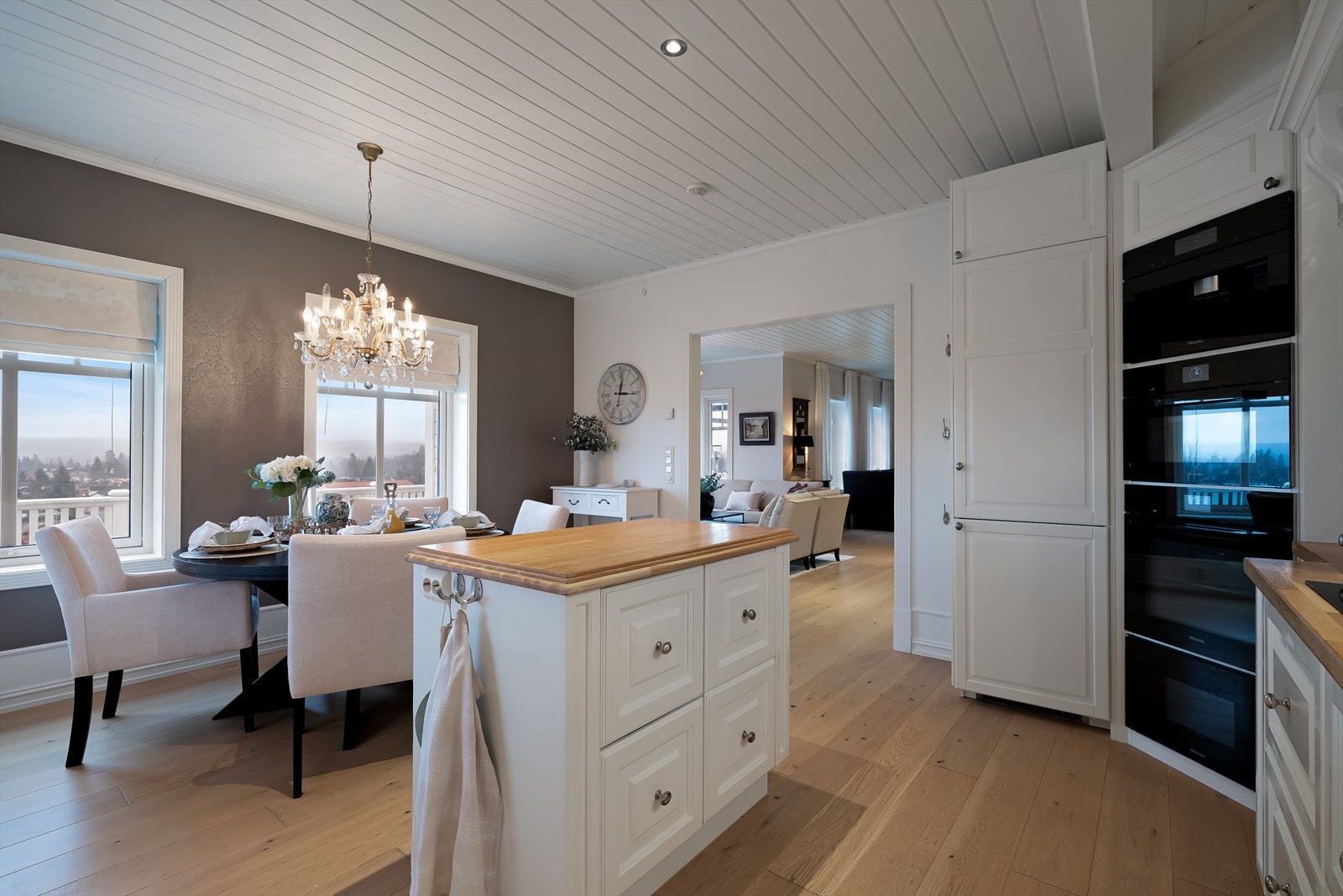 Kjøkkenet er designet med god benke- og lagringsplass, samt praktisk kjøkkenøy. Galleribilde
