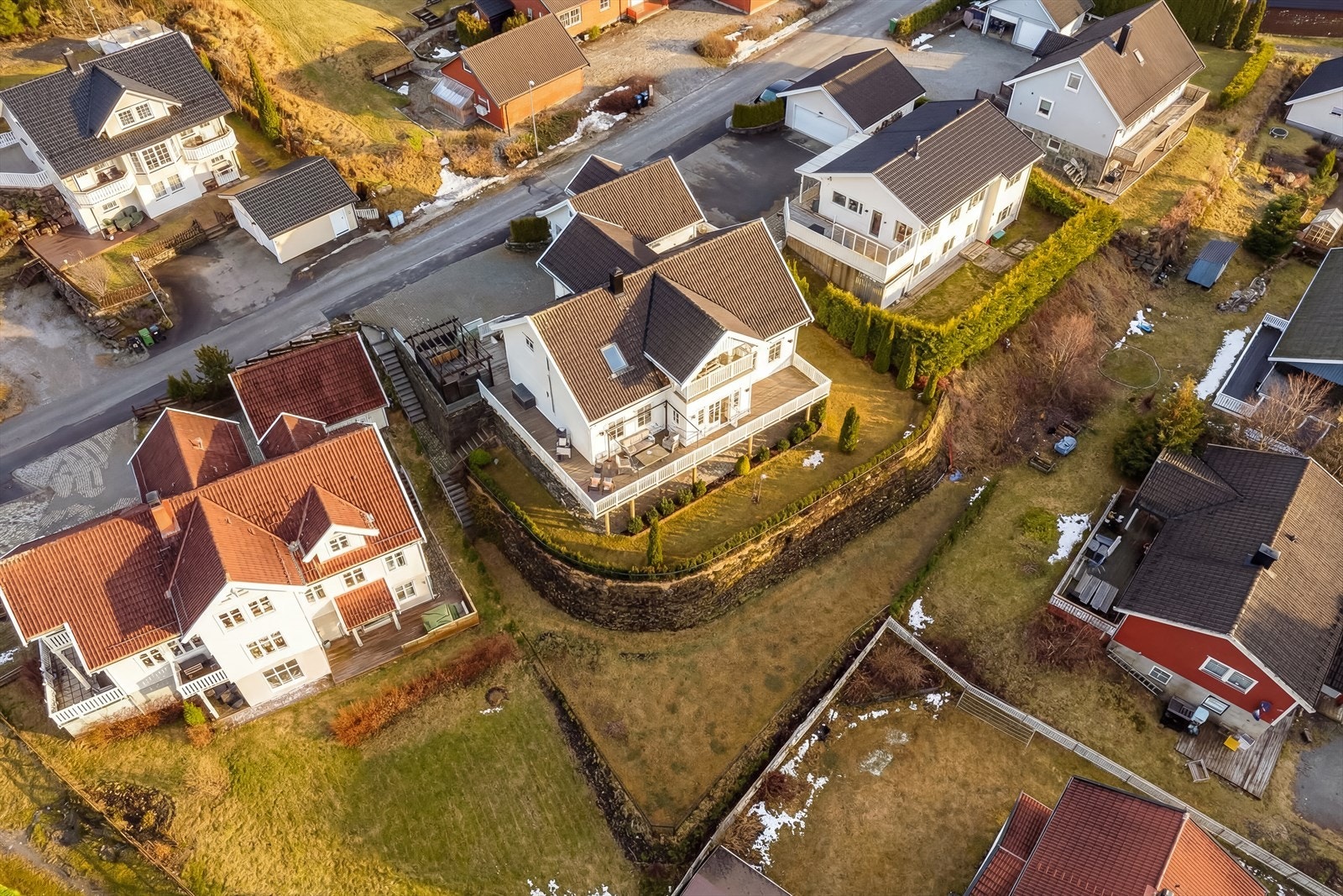Pent opparbeidet tomt på 909 m² med velstelte hager, pent opparbeidet med gressplen, prydbusker og variert beplantning. Galleribilde
