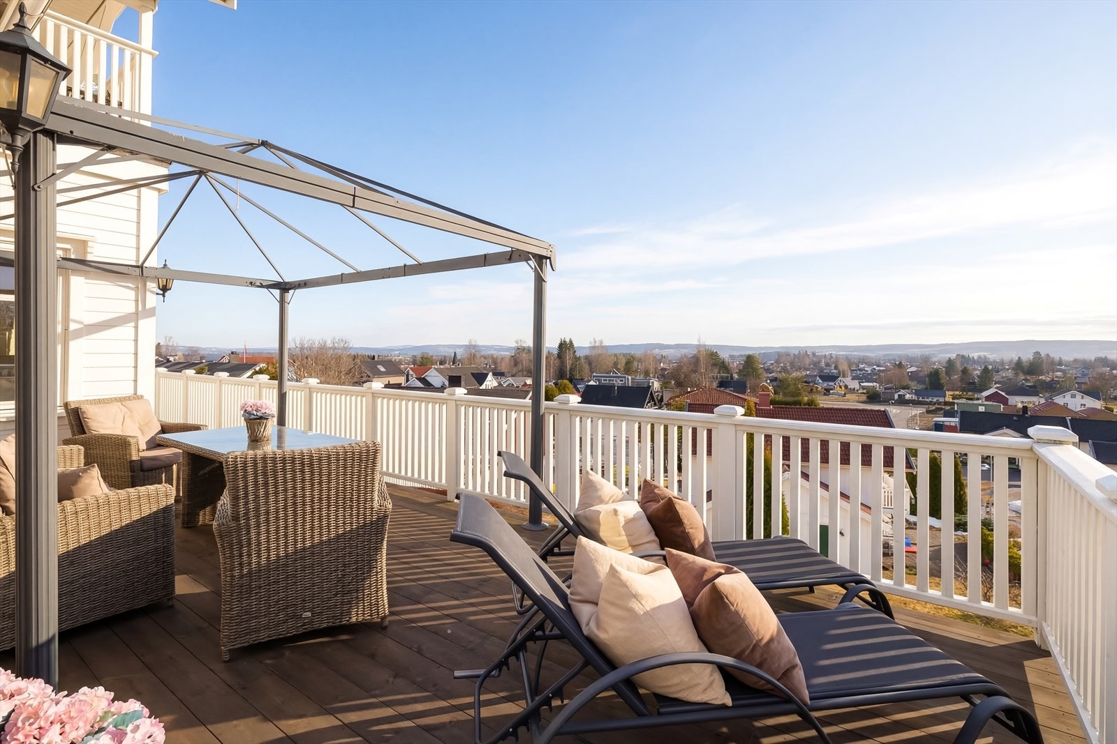 Generøs terrasse med flere soner, tilrettelagt for både avslapning, måltider og sosiale sammenkomster. Galleribilde
