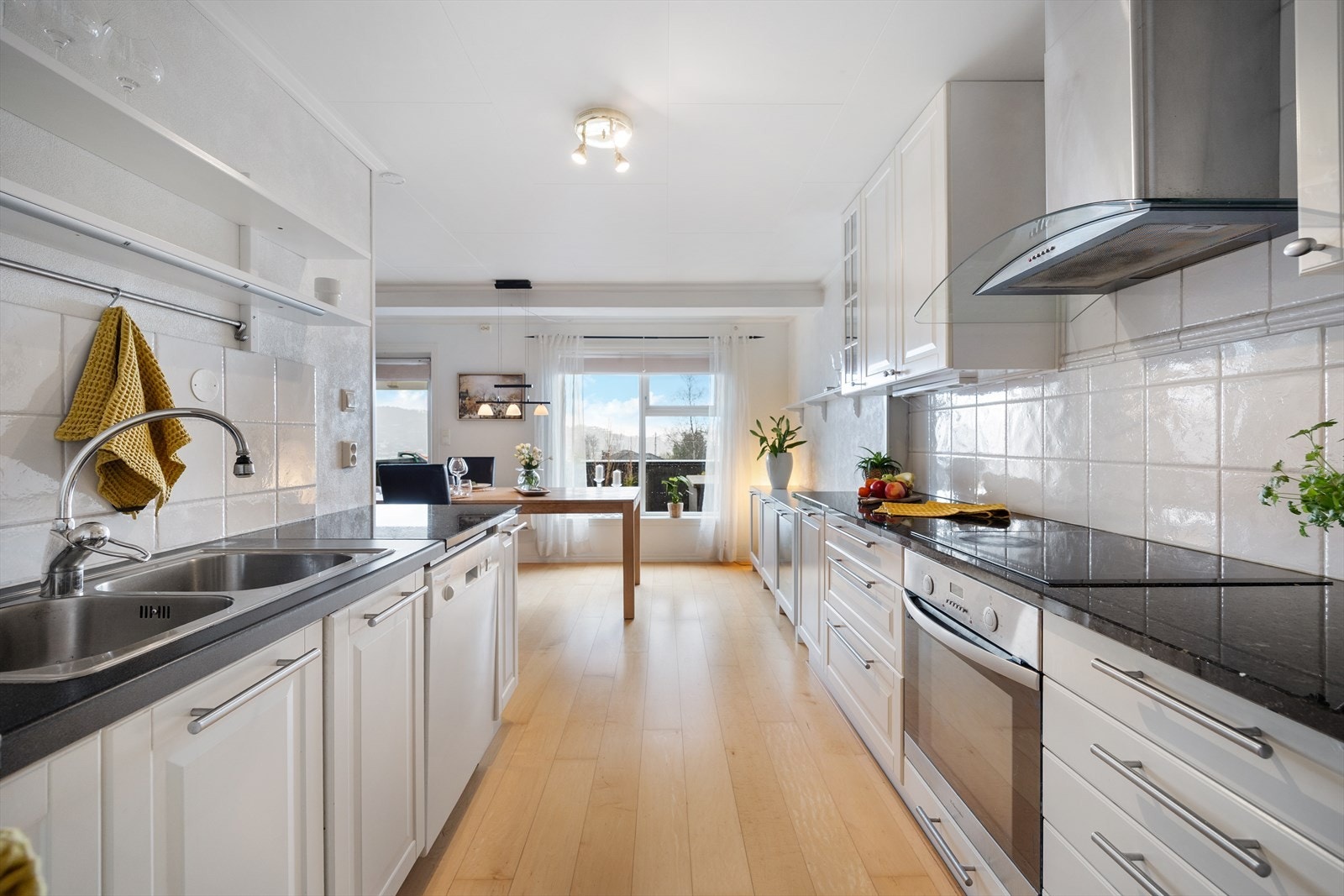 Kjøkkenet er innredet med god skap- og benkeplass Galleribilde