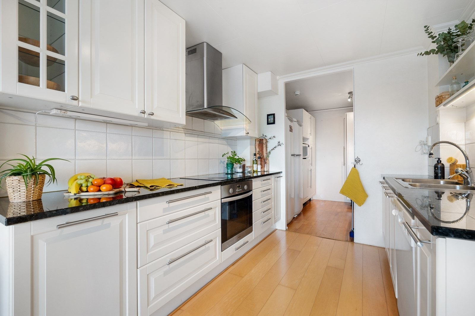 Innenfor kjøkkenet er det praktisk grovkjøkken. Galleribilde