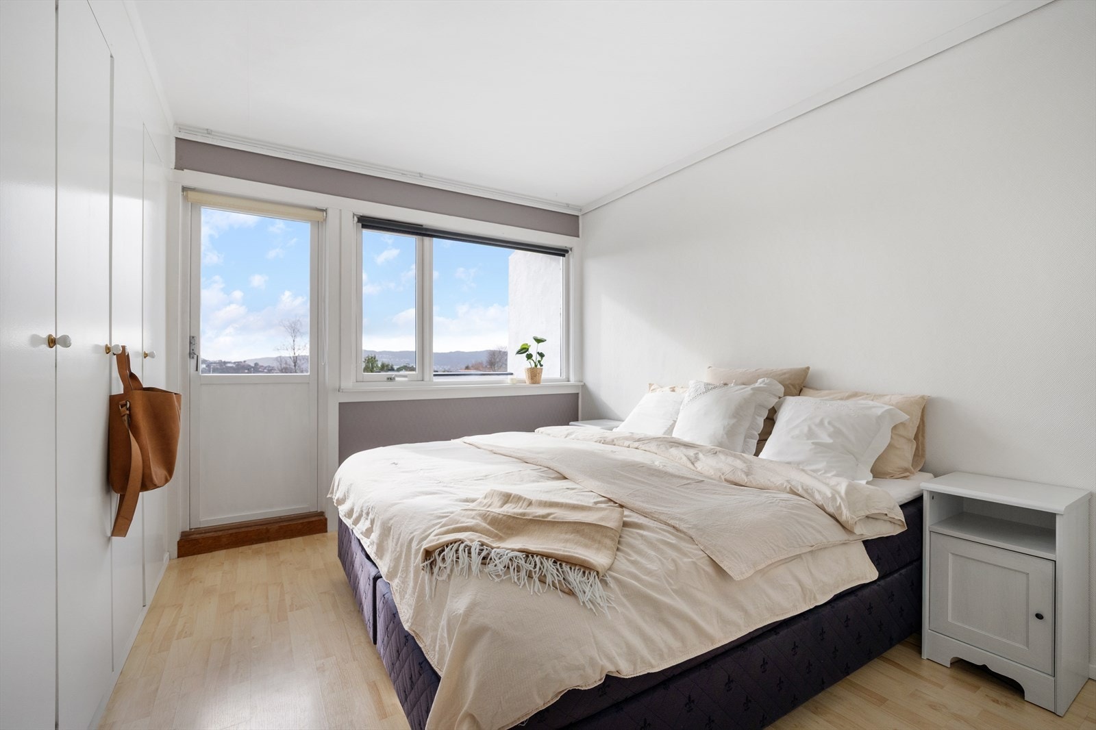 Hovedsoverom med integrert garderobeløsning. Utgang til solrik altan med flott utsikt Galleribilde