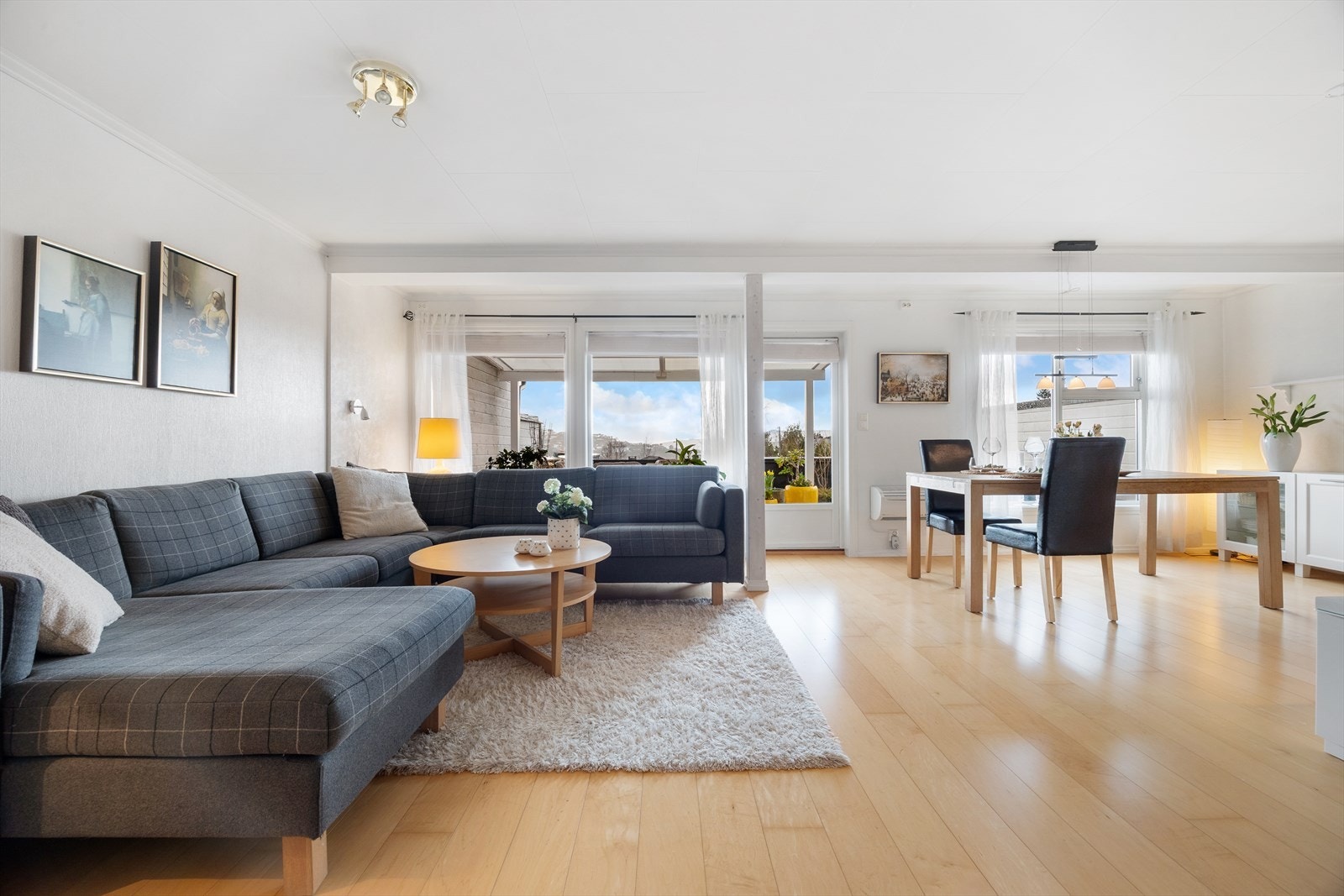 Parkett på gulv og lysmalte veggflater Galleribilde