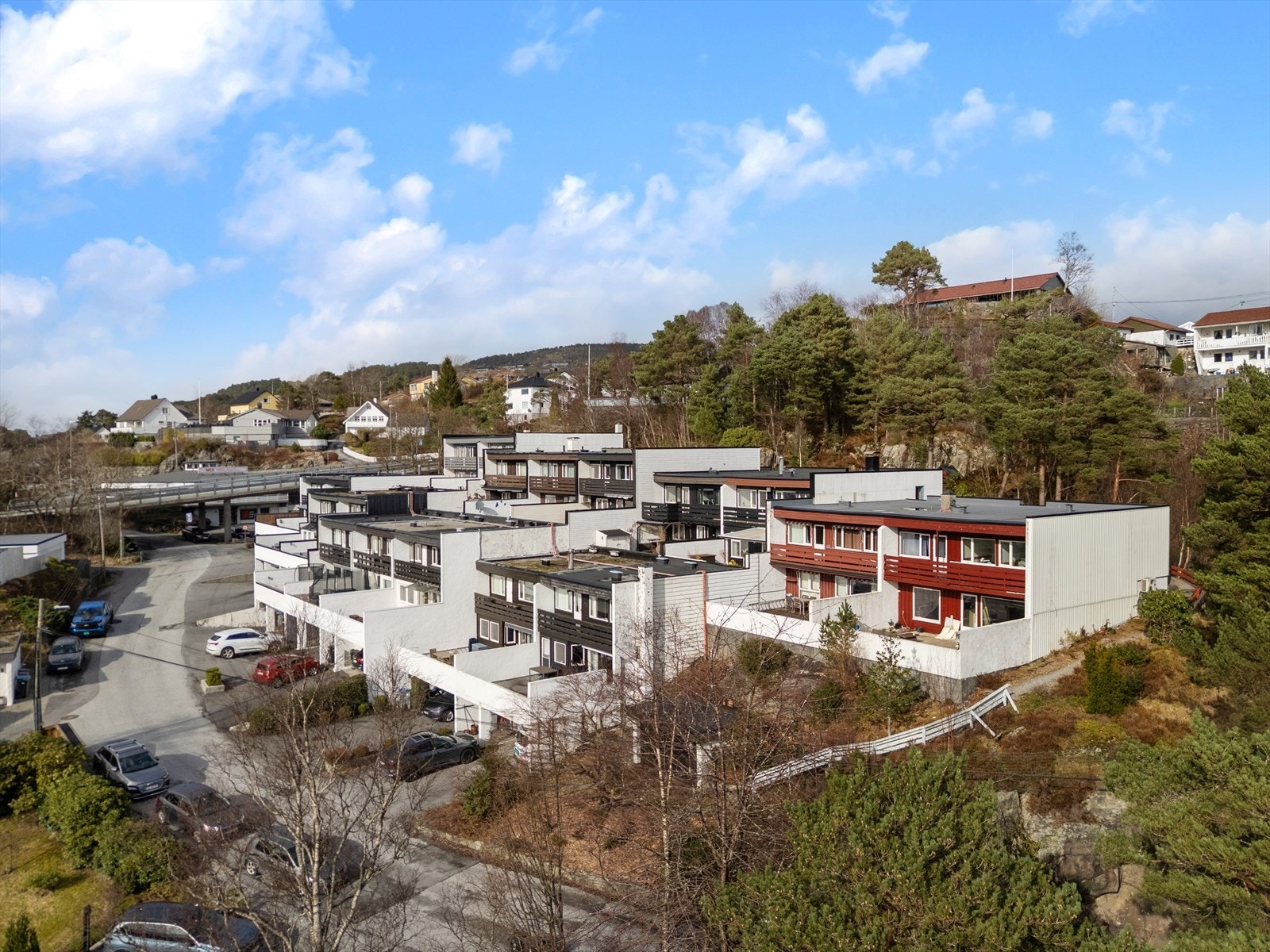 Nabolaget er barnevennlig med nærhet til skoler. Flotte turområder like i nærheten. Galleribilde