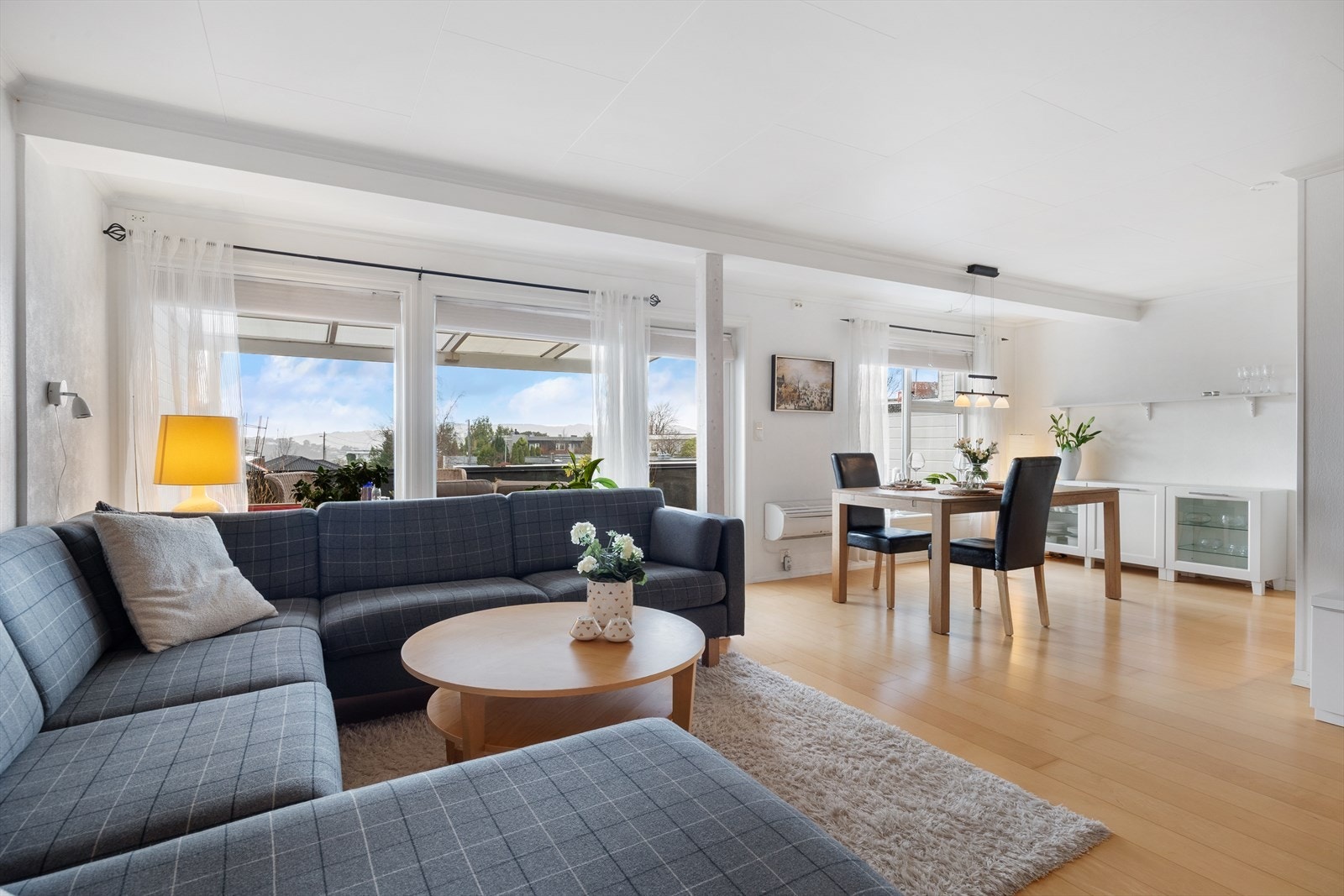 Det er montert varmepumpe som sikrer jevn og behagelig temperatur i boligen hele året Galleribilde