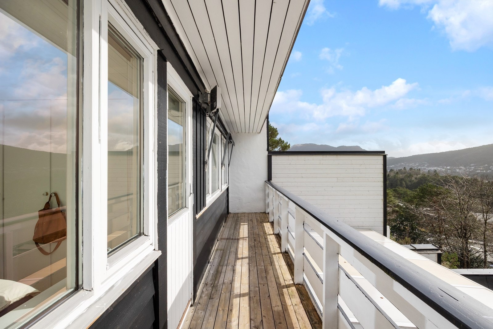 Solrik altan med flott utsikt Galleribilde