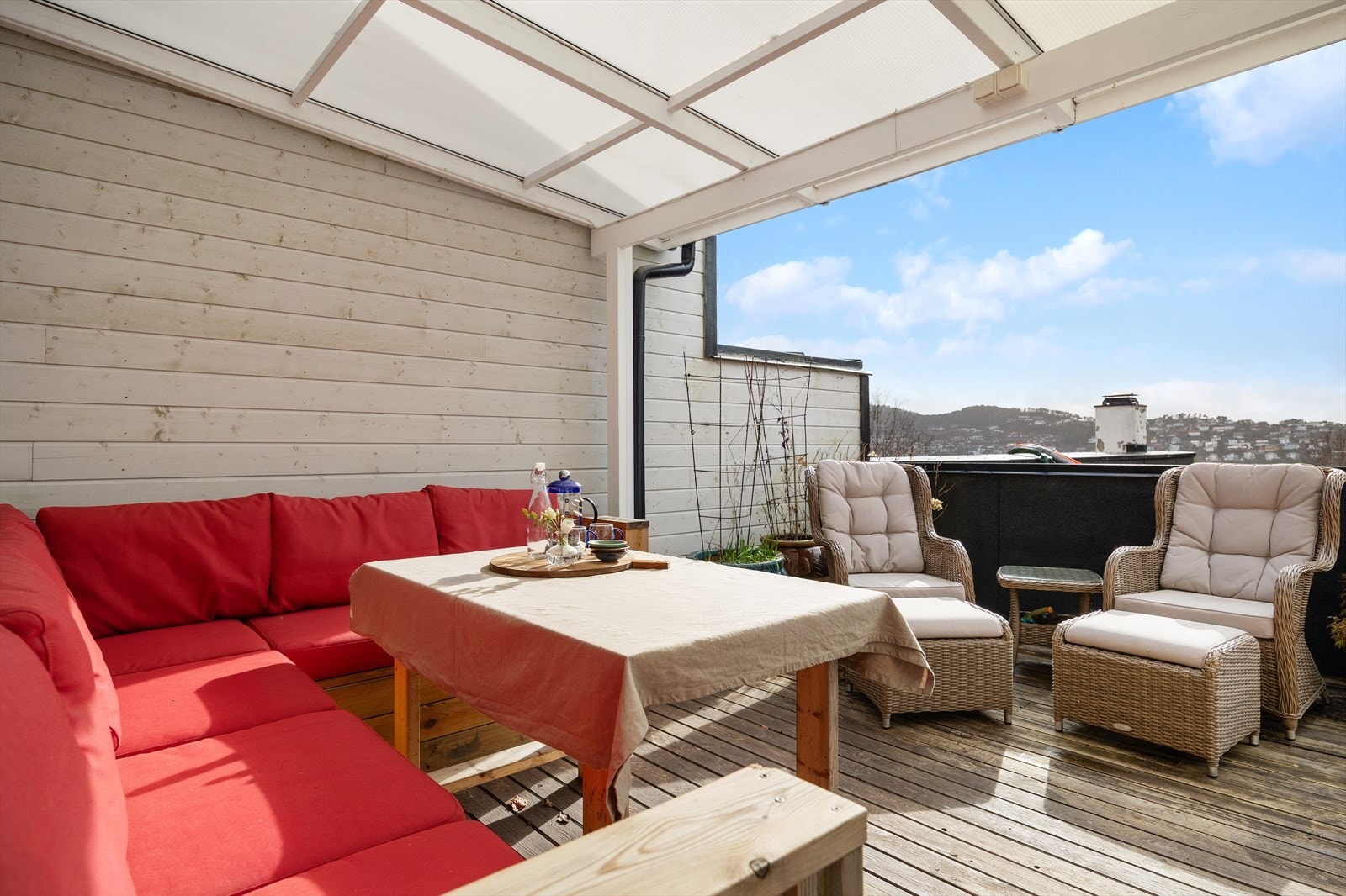 Her er plass til flere sittegrupper, samt at man er skjermet vær og vind. Terrassen er sørvestvendt og har gode solforhold Galleribilde