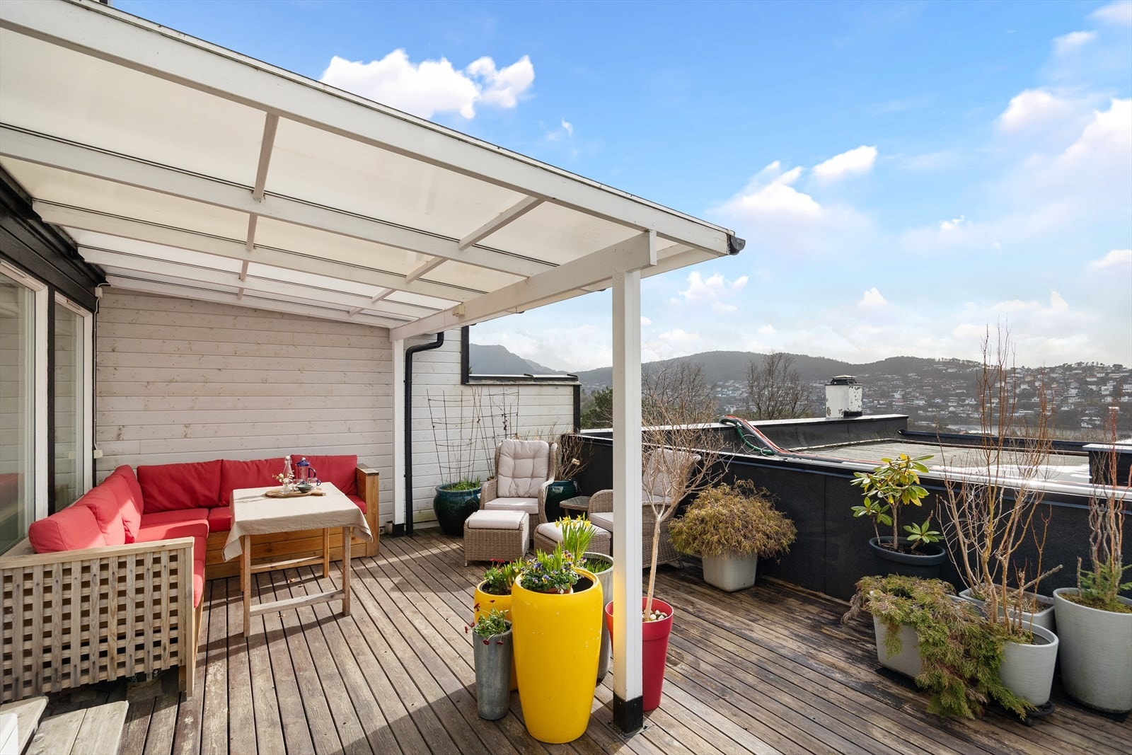 Her er plass til flere sittegrupper, samt at man er skjermet vær og vind. Terrassen er sørvestvendt og har gode solforhold Galleribilde