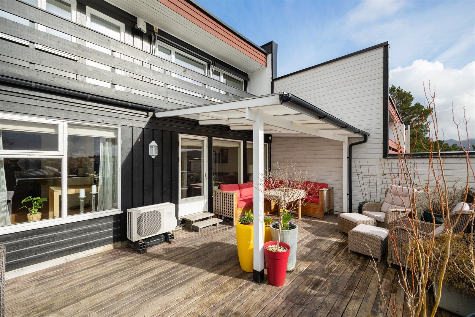 Utgang til stor terrasse, delvis overbygget Galleribilde