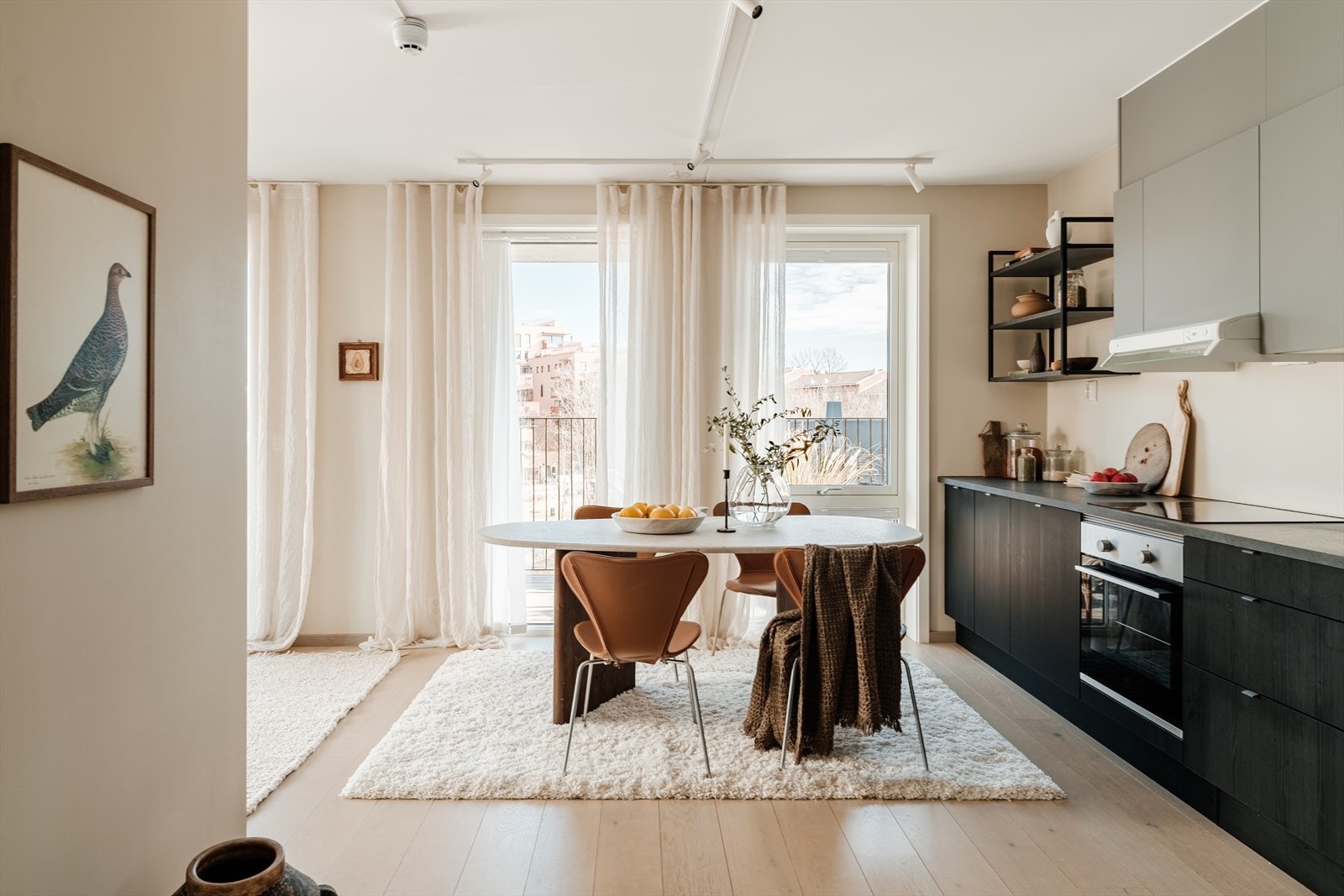 Det er god plass til et hyggelig spisebord Galleribilde