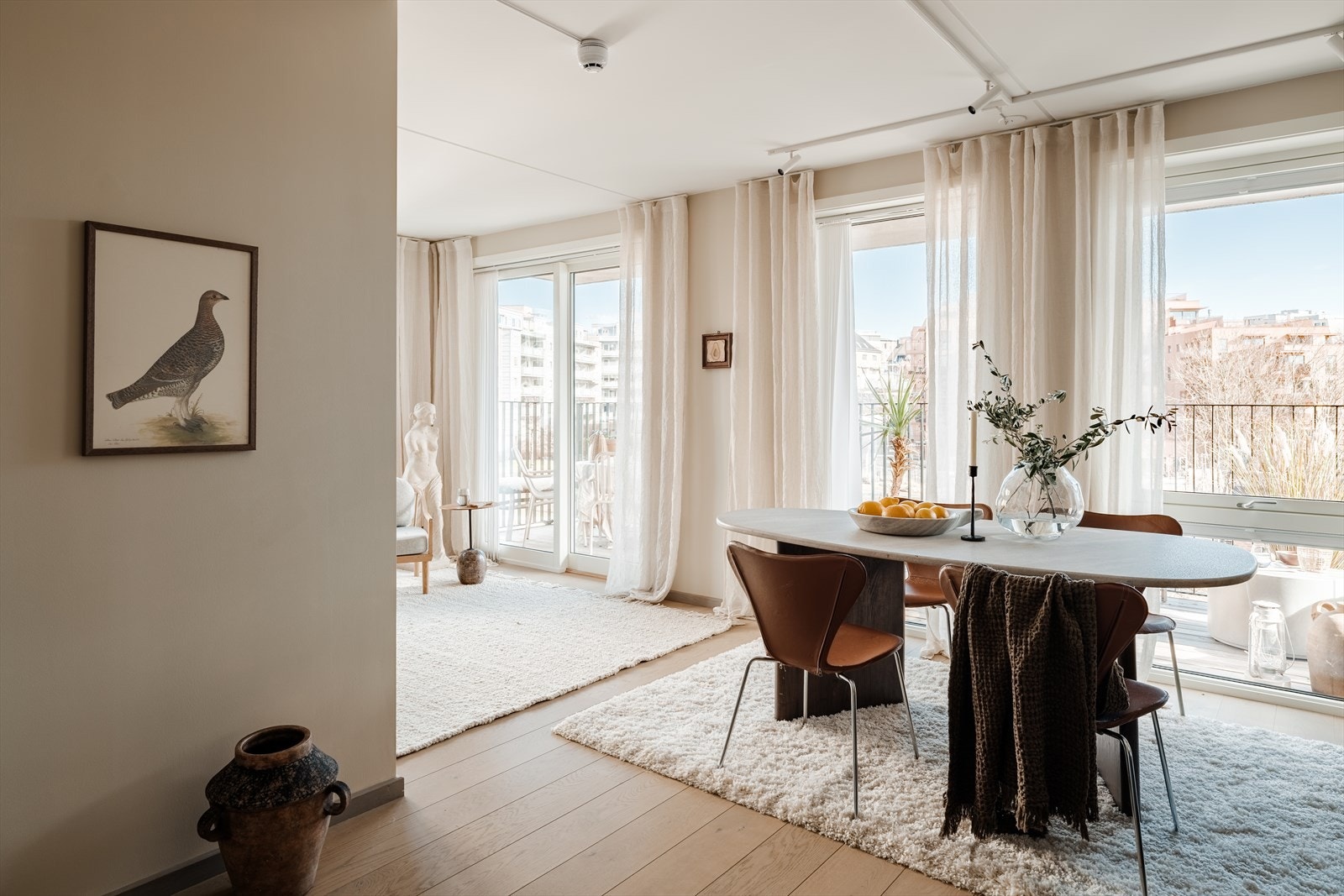 Vindusflater fra gulv til tak gir et fantastisk lysinnslipp og hyggelig utsikt Galleribilde