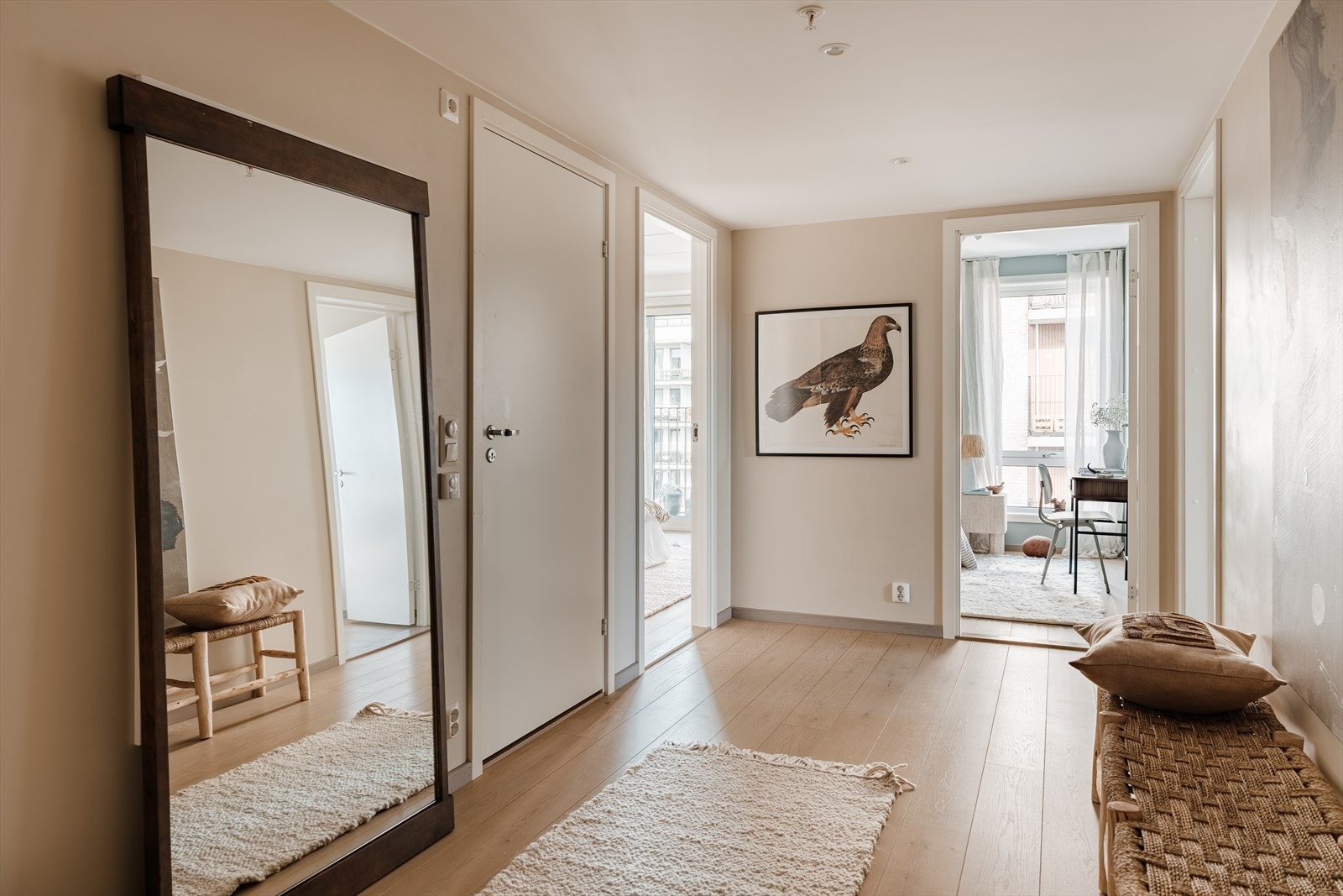Innbydende og romslig entré som gir et strålende førsteinntrykk Galleribilde