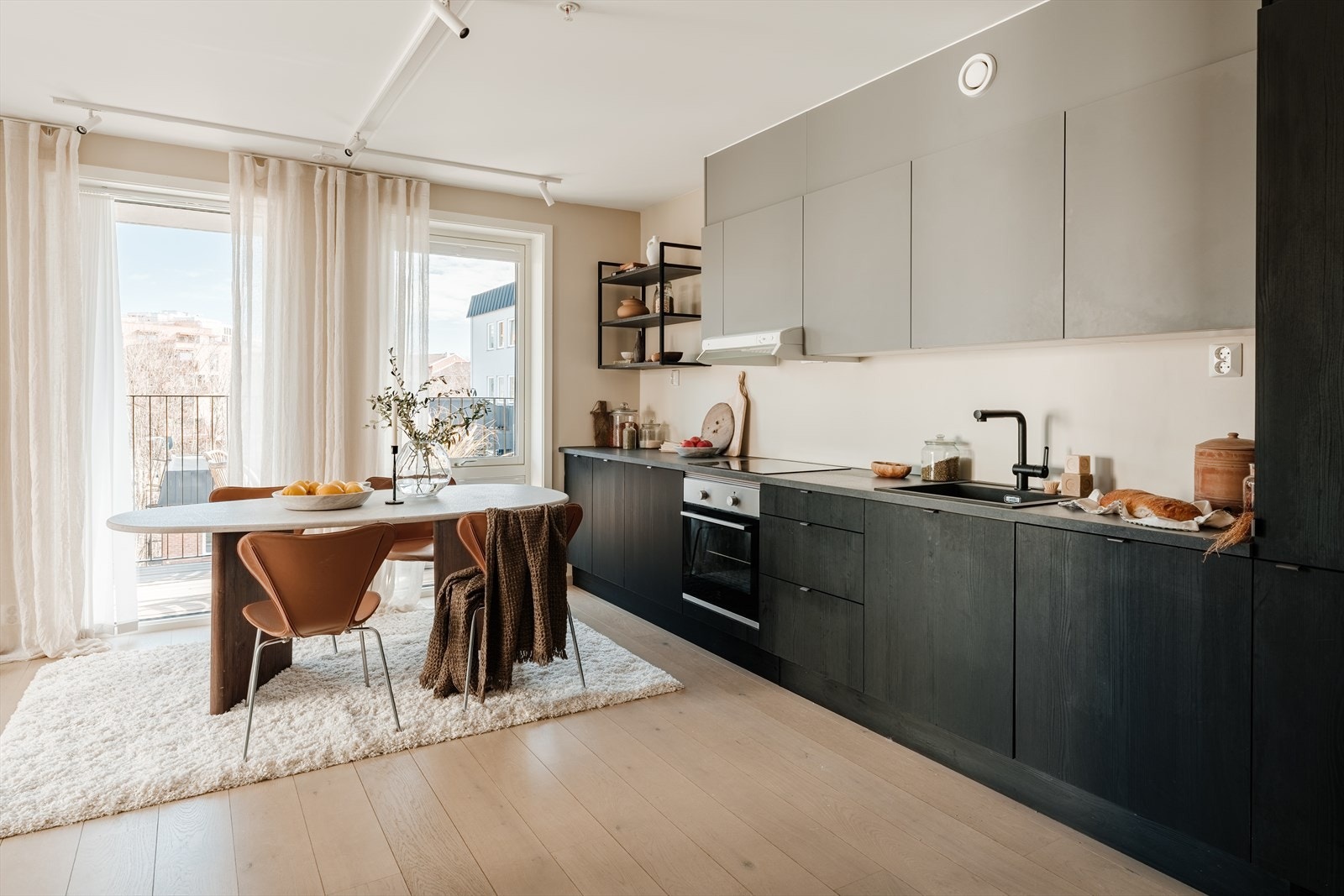 Bygget sto ferdig i 2022, noe som gir deg moderne standard, tidsriktige materialvalg og minimale vedlikeholdsbehov i mange år fremover Galleribilde