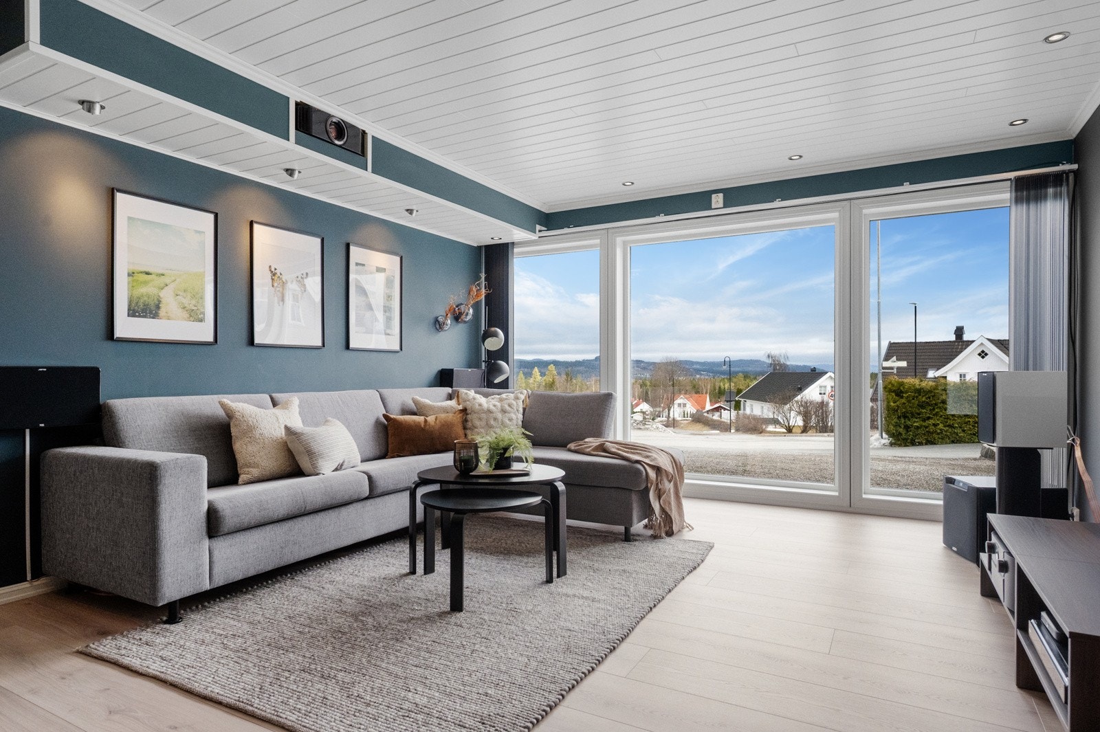 Fin stue i u.etg. - store vinduer gir godt med lys inn og mulighet for å nyte utsikten! Galleribilde