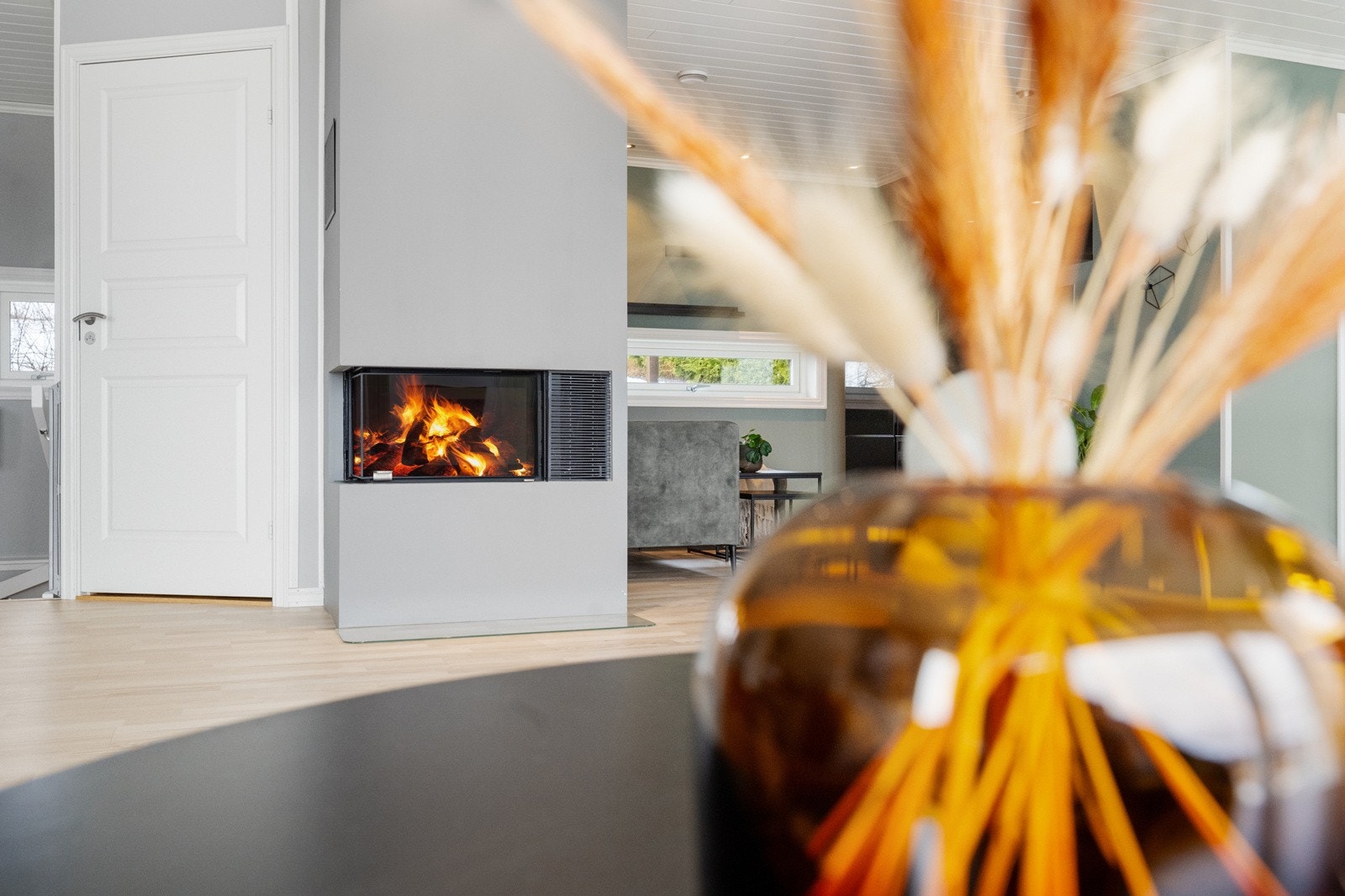 God stemning med fyr i peisen. Galleribilde