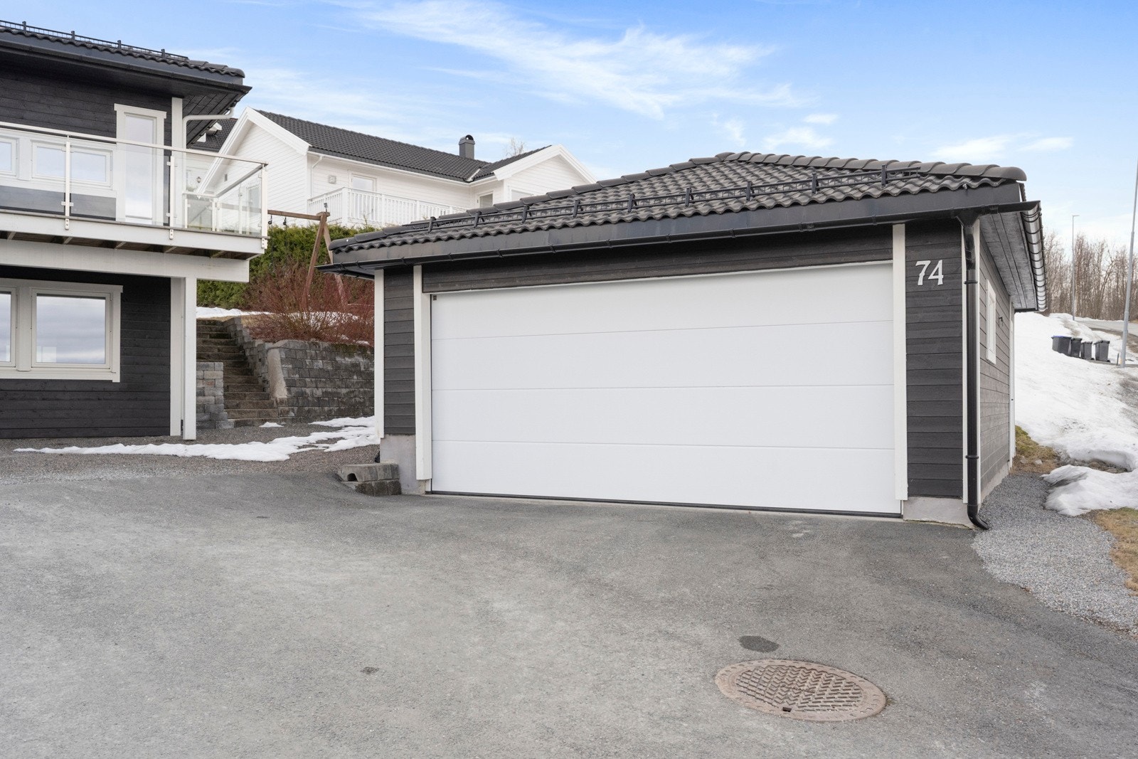 Bilene parkerer du i dobbelgarasjen - her er det montert el-billader. Galleribilde