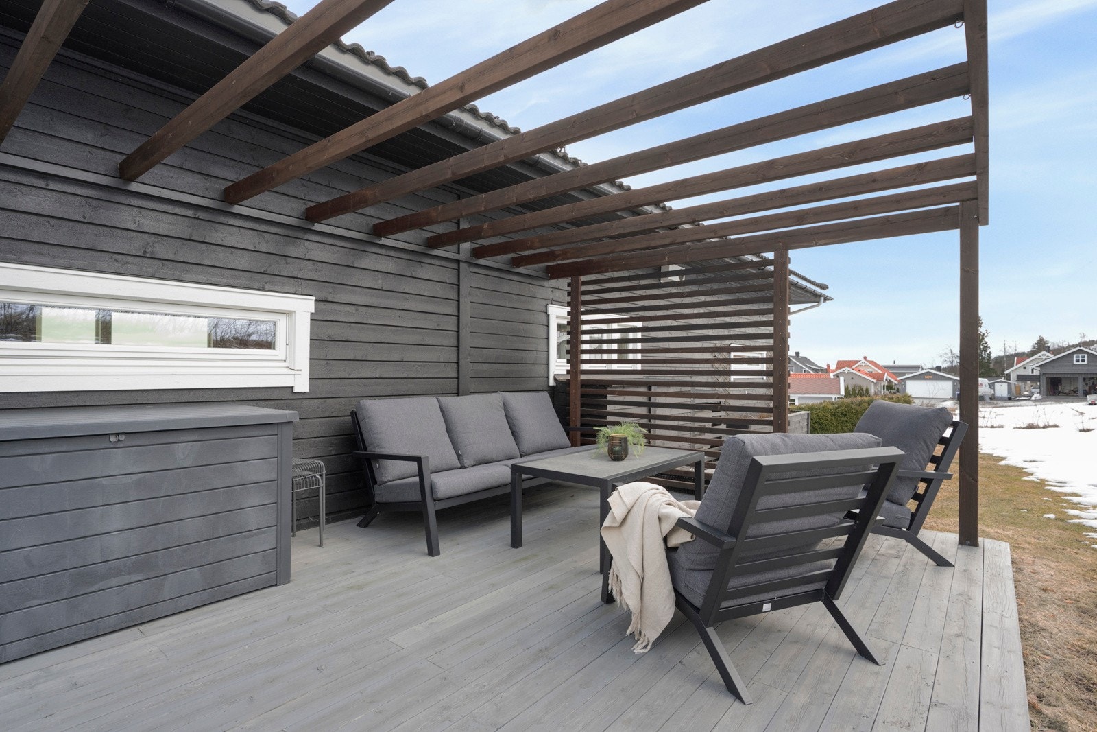 På baksiden av huset er det stor terrasse - delvis overbygd med pergola. Galleribilde