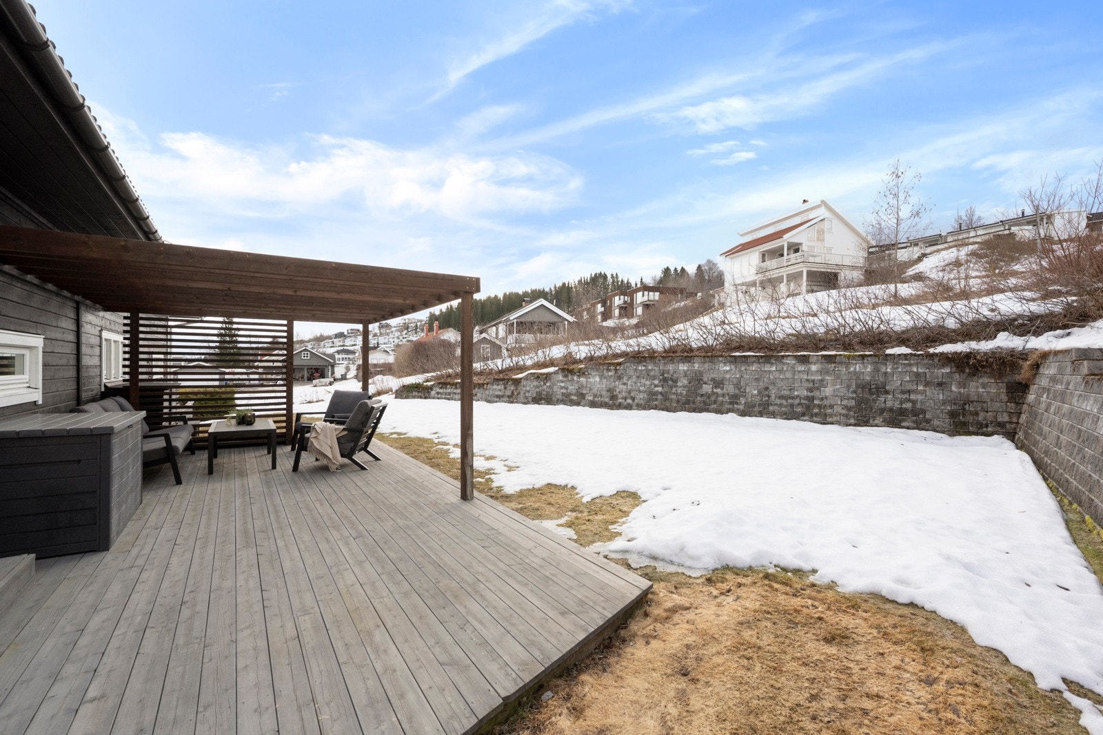 Tomten er pent opparbeidet med støttemurer, plen og diverse beplantning - og er perfekt for utelek. Galleribilde