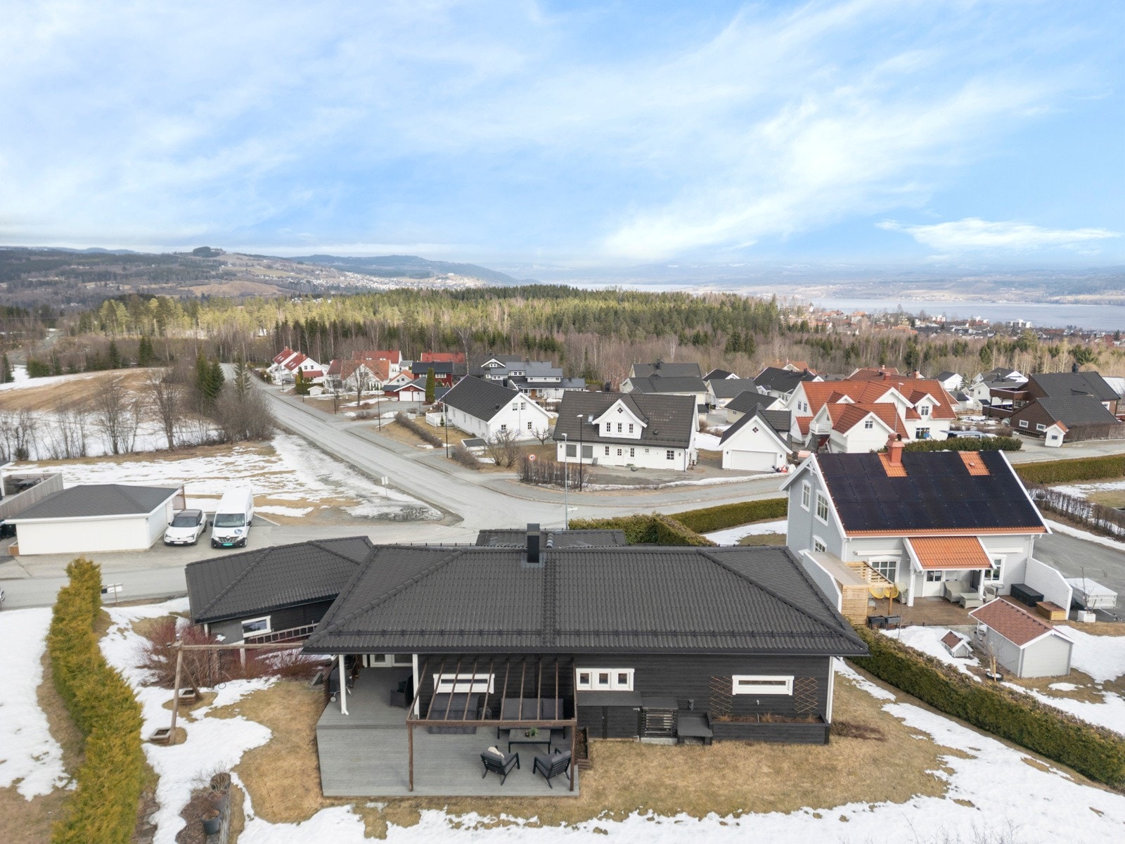 Gjennomført og tiltalende enebolig - en perfekt kombinasjon av moderne komfort og praktisk planløsning! Galleribilde