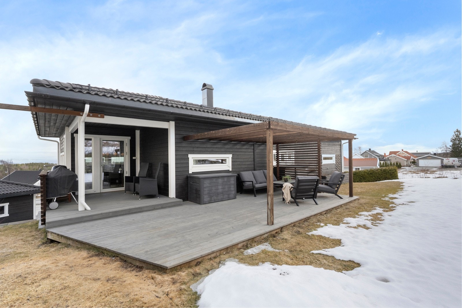 Romslig delvis overbygd terrasse. Galleribilde