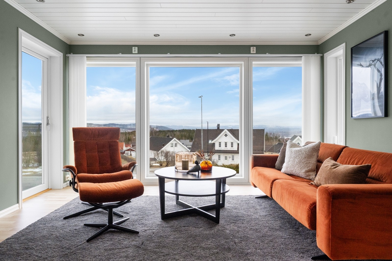 Store vindusflater for å nyte utsikten og gir rikelig med lys inn Galleribilde