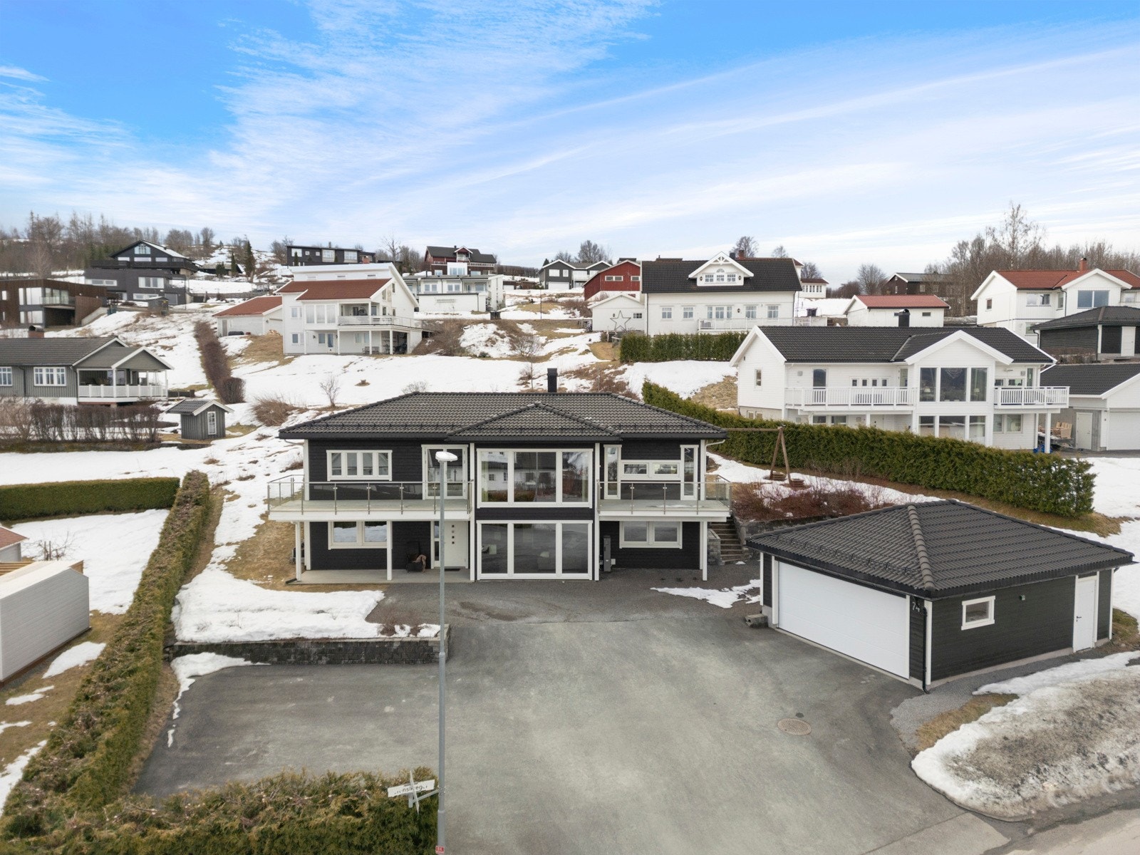 Eiendommen ligger fint til i barnevennlig område på Kopperud - det er kort vei til dagligvare, skoler, og barnehager. Galleribilde