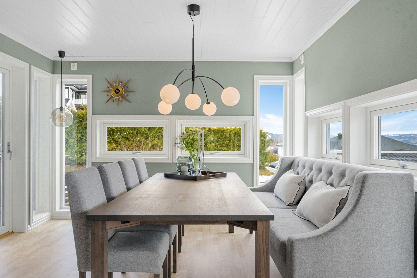 Dør ut til delvis overbyg terrasse og hagen på baksiden av huset. Galleribilde