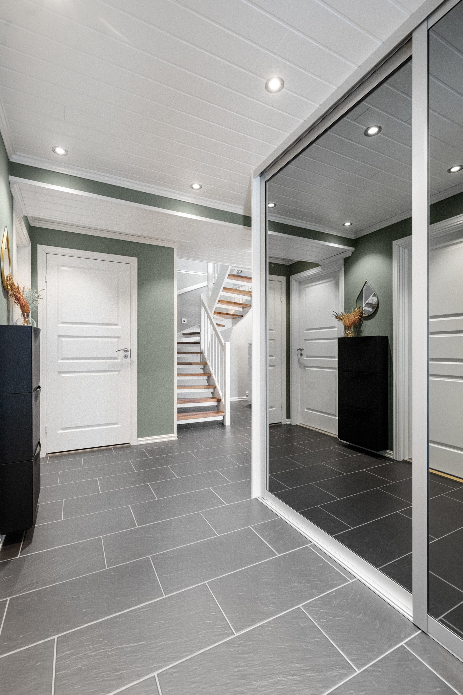 Romslig entrè/hall med stor skyvedørsgarderobe - gulvvarme. Galleribilde