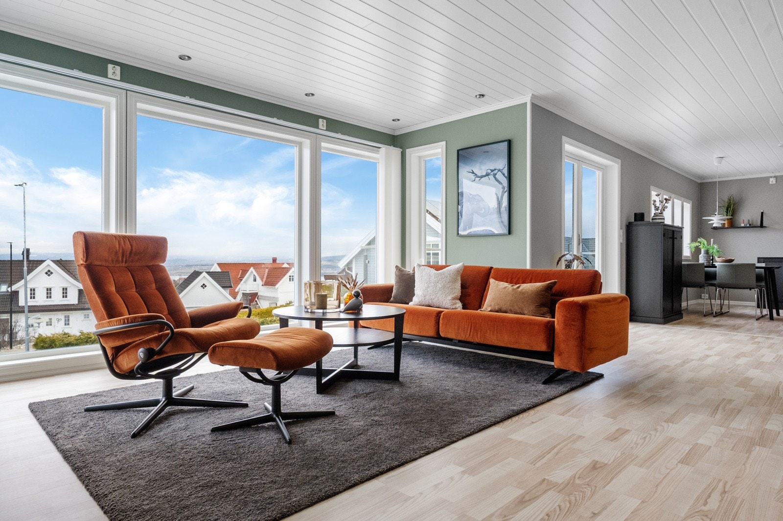 Hovedetasjen er lys og luftig. Galleribilde