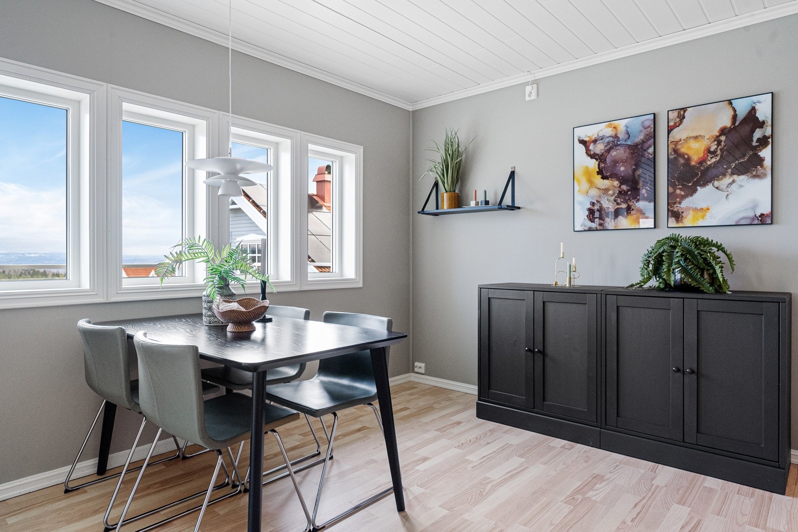 Fin plass for kjøkkenbord ved kjøkkenvindu. Galleribilde