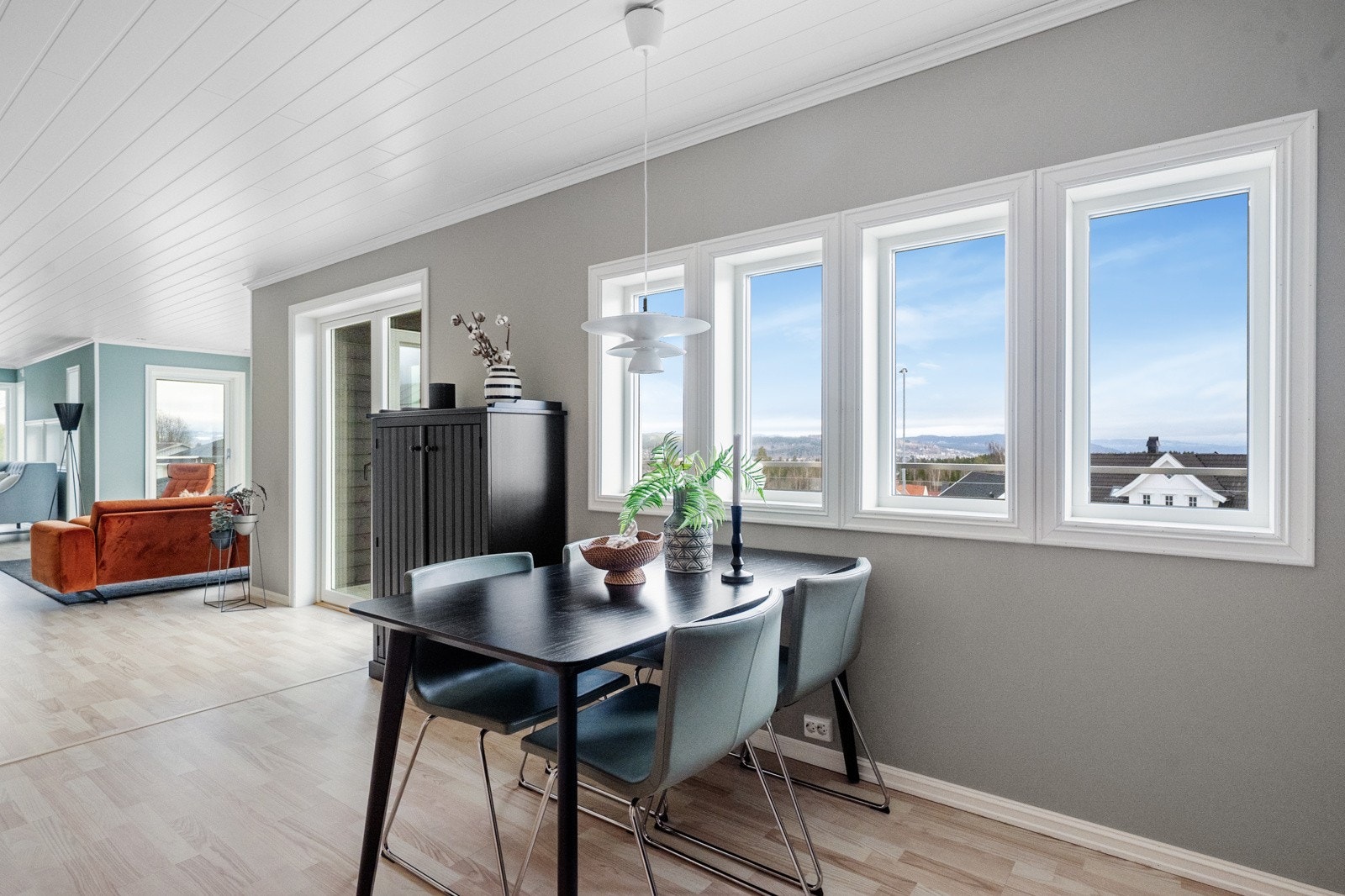 Åpen løsning fra kjøkken mot stua. Galleribilde