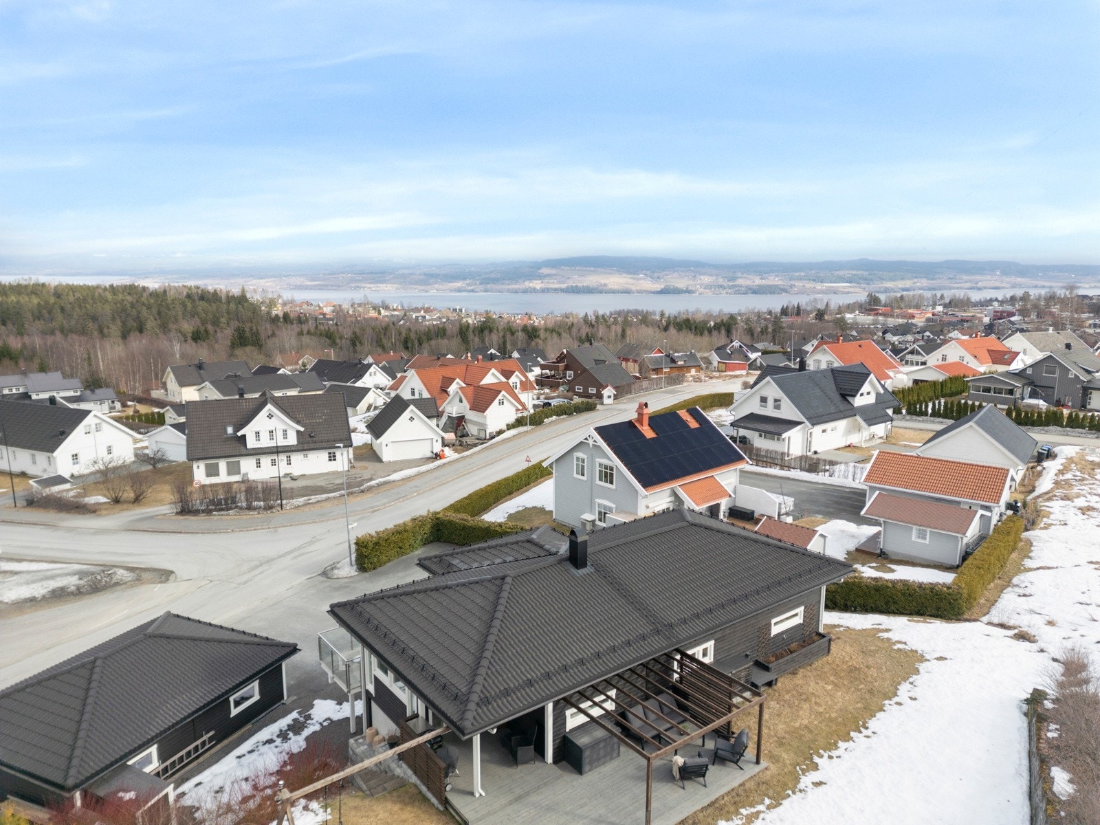 Her bor du høyt og fritt - samtidig er Gjøvik sentrum med alt av servicefasiliteter bare en liten kjøretur unna. Galleribilde