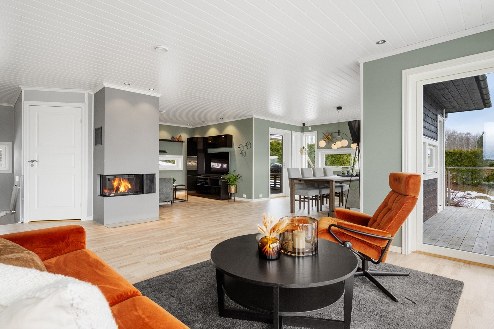 Det åpne allrommet gir ulike møbleringsmuligheter. Galleribilde