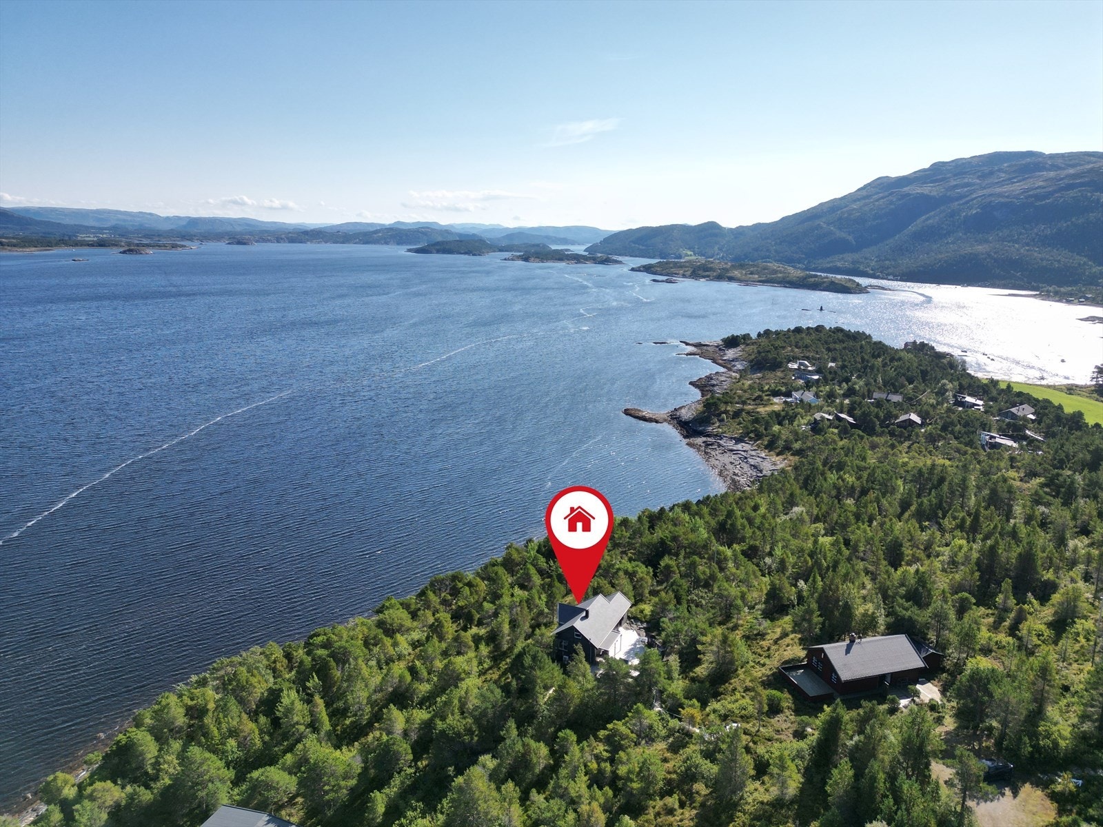 Hytten ligger flott til med panoramautsikt. Bilveg, vann og strøm. Galleribilde