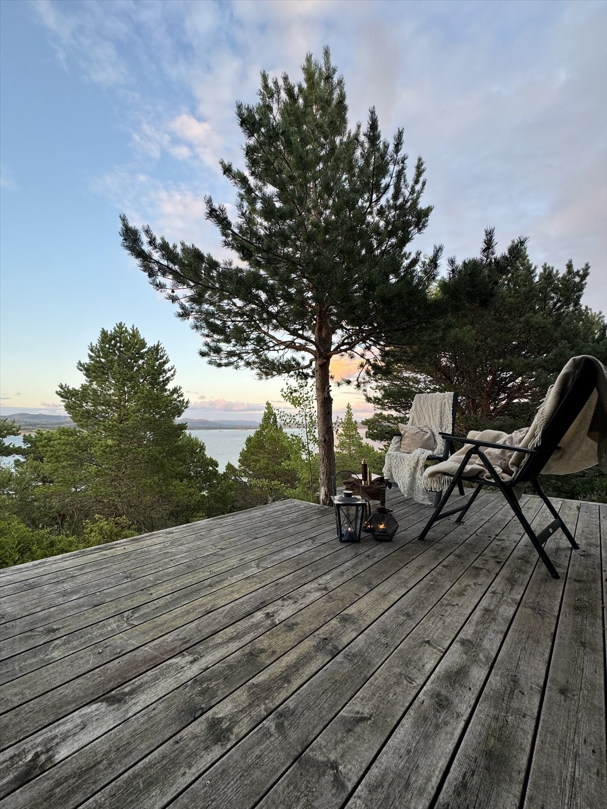 Meget gode lys og solforhold. Avstand til Namsos ca. 35 km med bil. Galleribilde