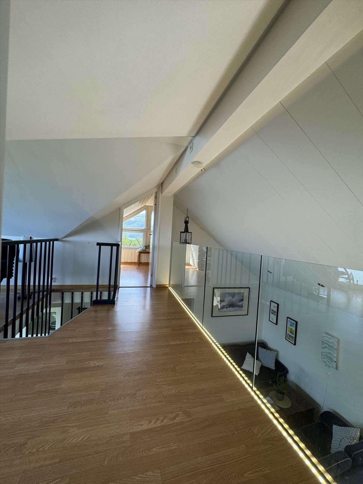 Loftstue med glassrekkverk Galleribilde