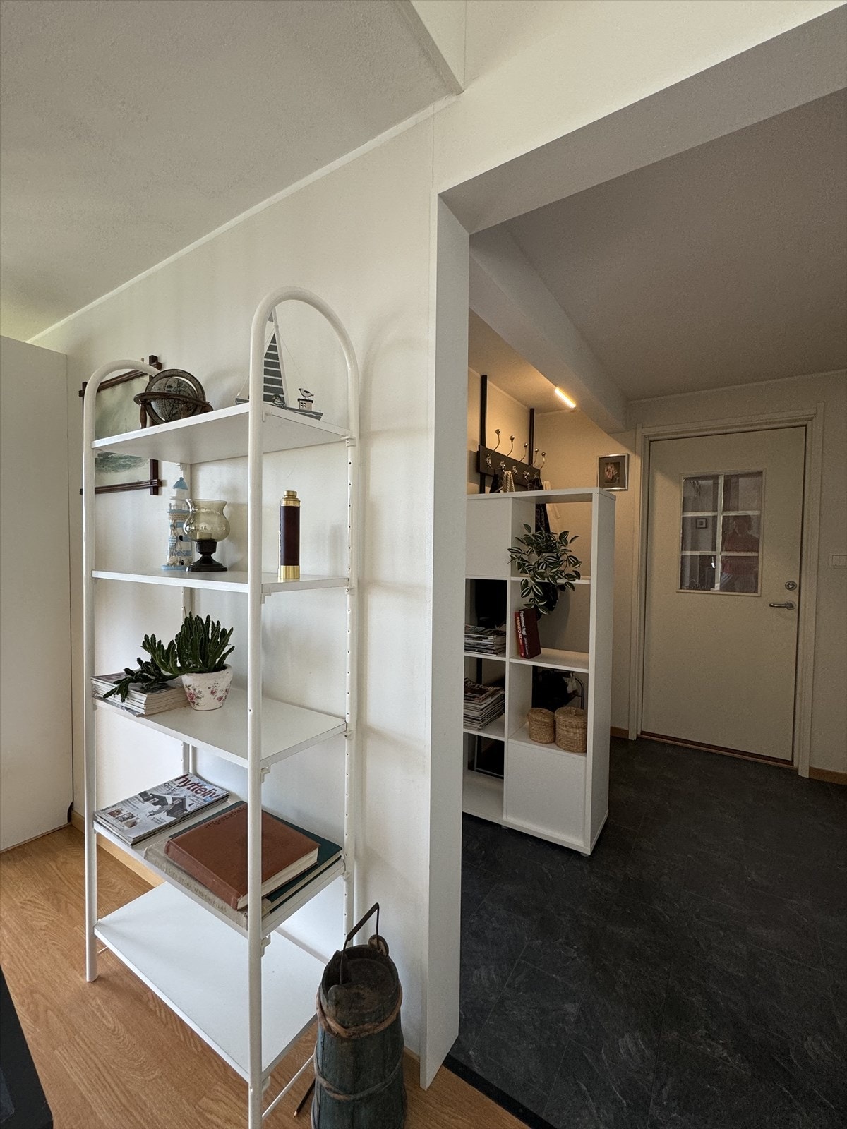 Fra stue mot gang Galleribilde