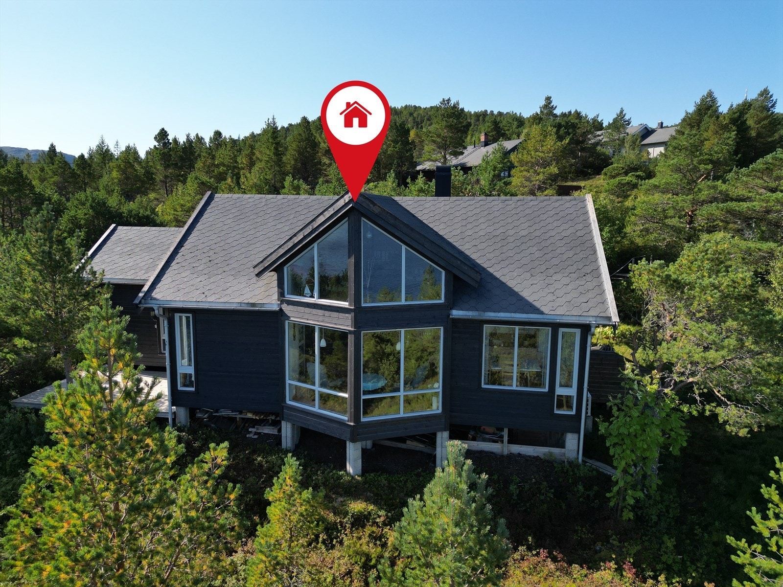 Store vindusflater gir godt med naturlig lys og fremhver den fine sjøutsikten. Galleribilde