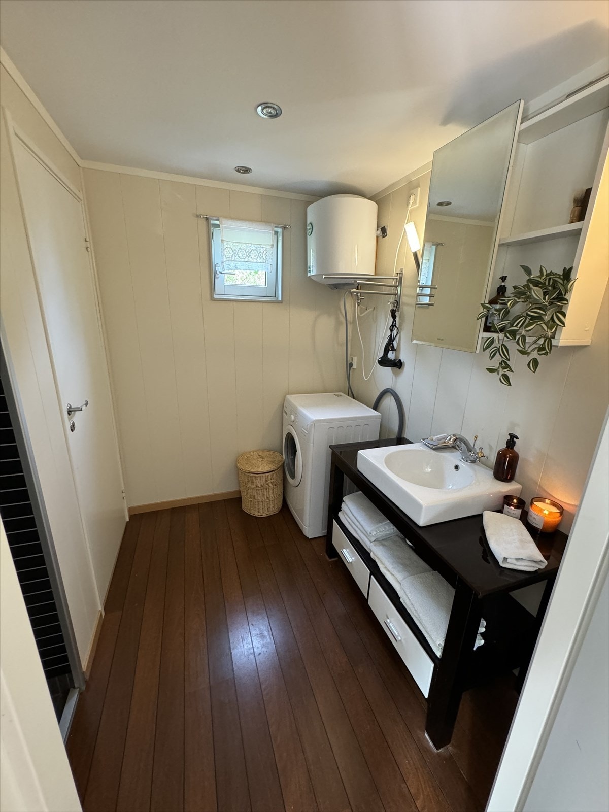 Wc systemet fra Aquatron og består av et vannklosett og selve separatoren som er montert under hytta. Vann fra separatoren går via en UV boks inn på avløpet for gråvann. Fast avfall blir igjen i en oppsamler som må tømmes i henhold til bruksfrekvens. Galleribilde