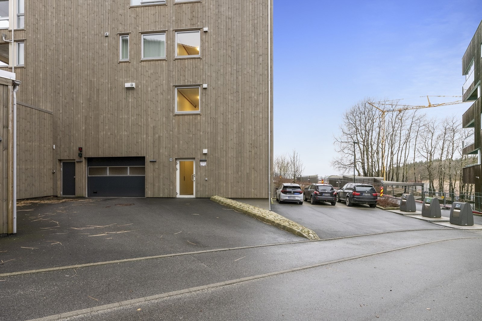 Parkering i lukket parkeringsanlegg med elbillader. Galleribilde