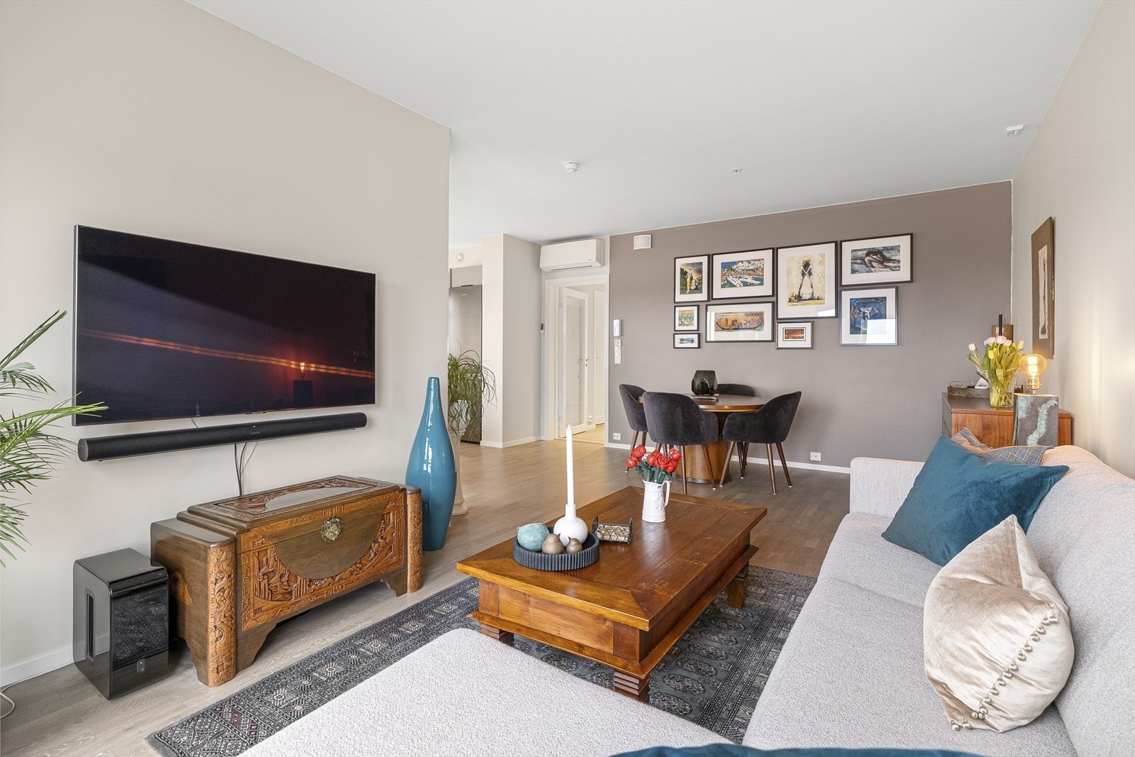 Rommet har god plass til både sofagruppe og spisegruppe og fremstår som en perfekt ramme for både hverdagsliv og sosiale sammenkomster. Galleribilde