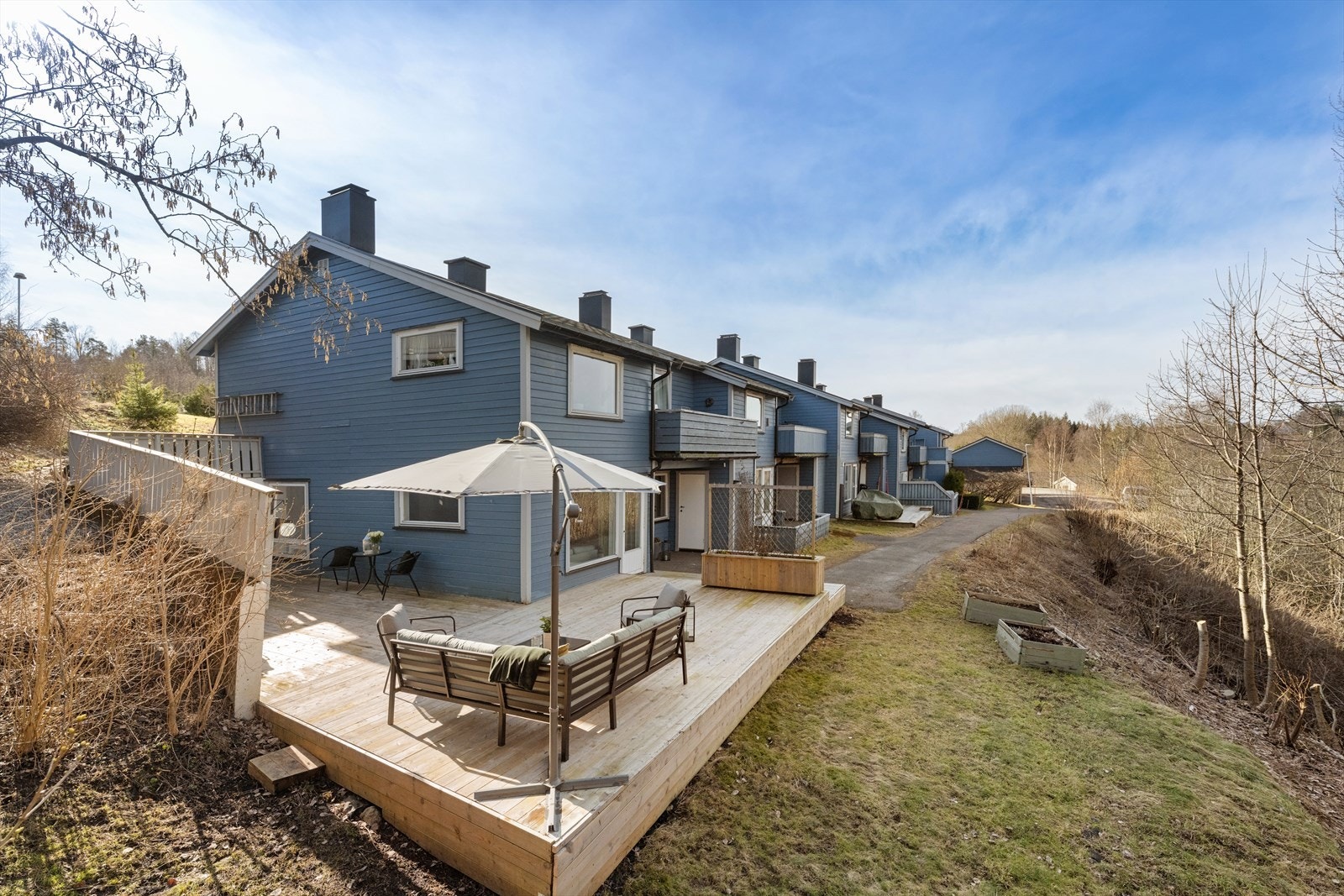 Leiligheten har en romslig uteplass på ca. 60 kvm, og gir flere naturlige soner for både avslapning og sosiale sammenkomster. Galleribilde