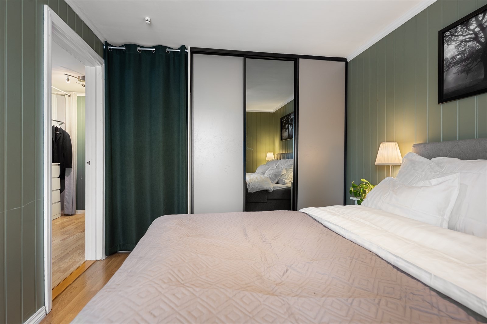 Det er skyvedørsgarderobe med gode oppbevaringsmuligheter. Galleribilde