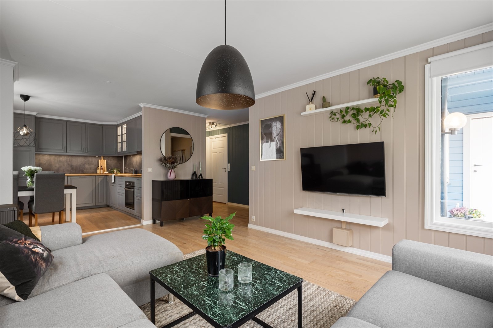Det er god plass til sofagruppe foran tven. Galleribilde