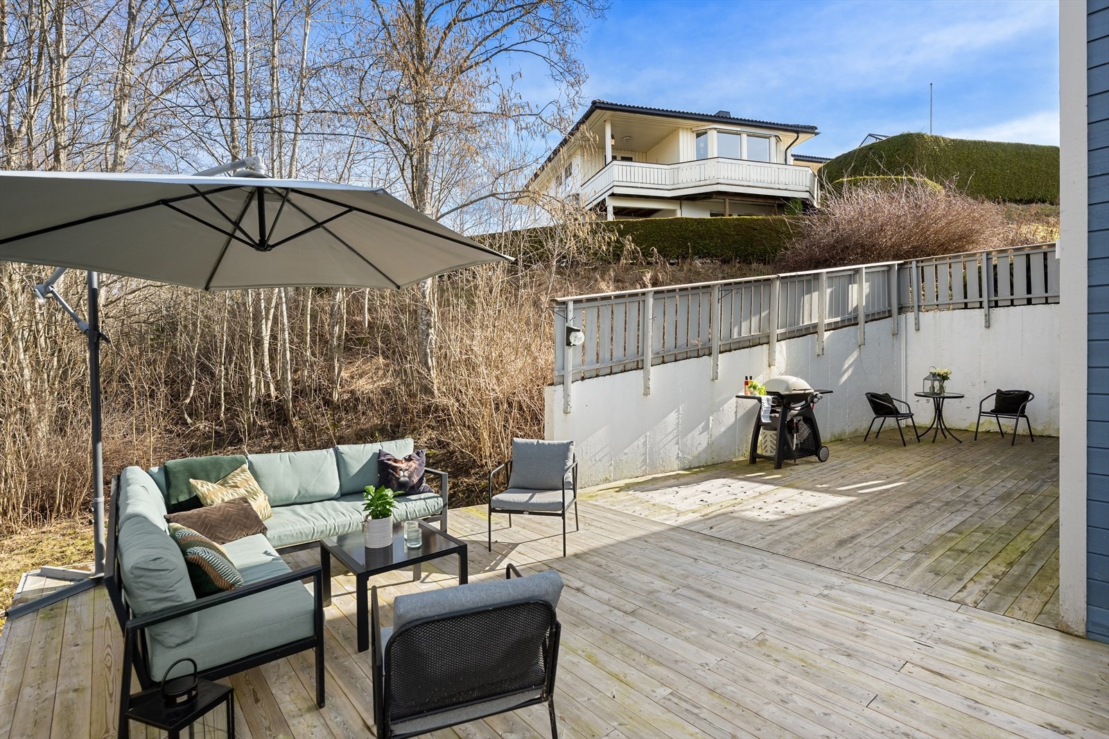 Terrassen er oppført med impregnerte terrassebord, og eier opplyser at det ble lagt nye terrassebord i 2024. Her er det god plass til både sittegruppe, spiseplass og grill. Galleribilde