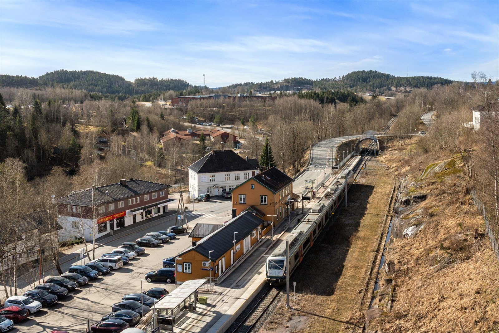 Det er kort vei til Røyken togstasjon. Herfra kan du ta toget til Asker og Oslo. Fra Røyken er det bussforbindelser til Drammen. Galleribilde